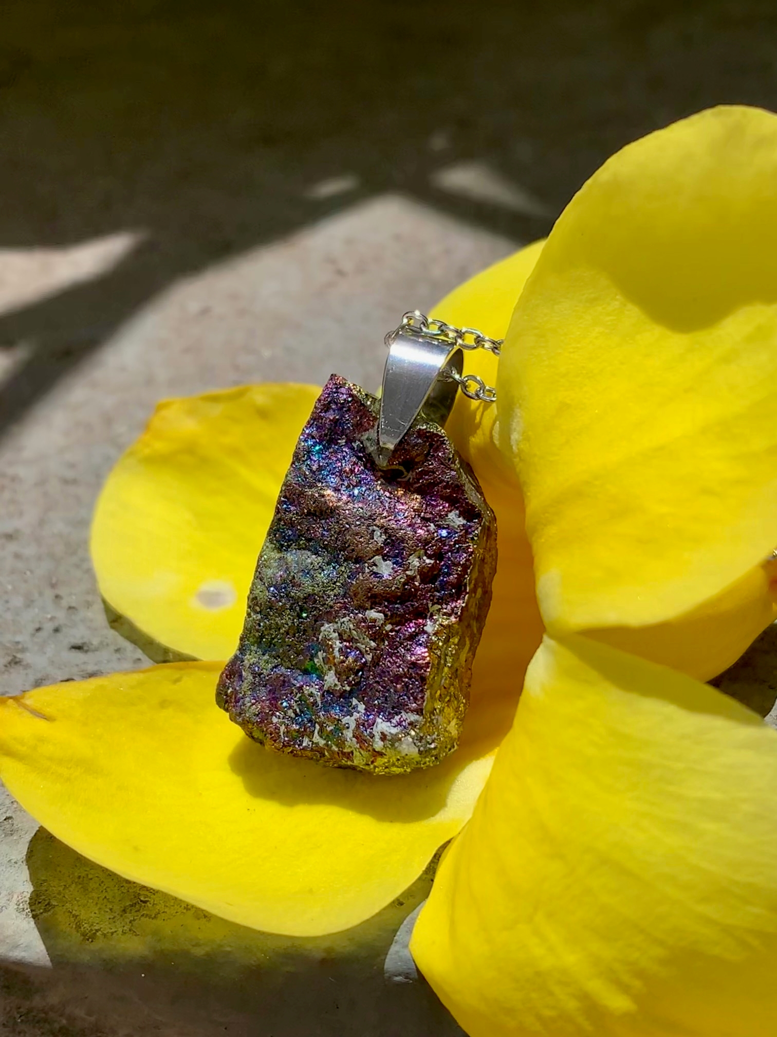 Colar com bornita bruta de aço inoxidável