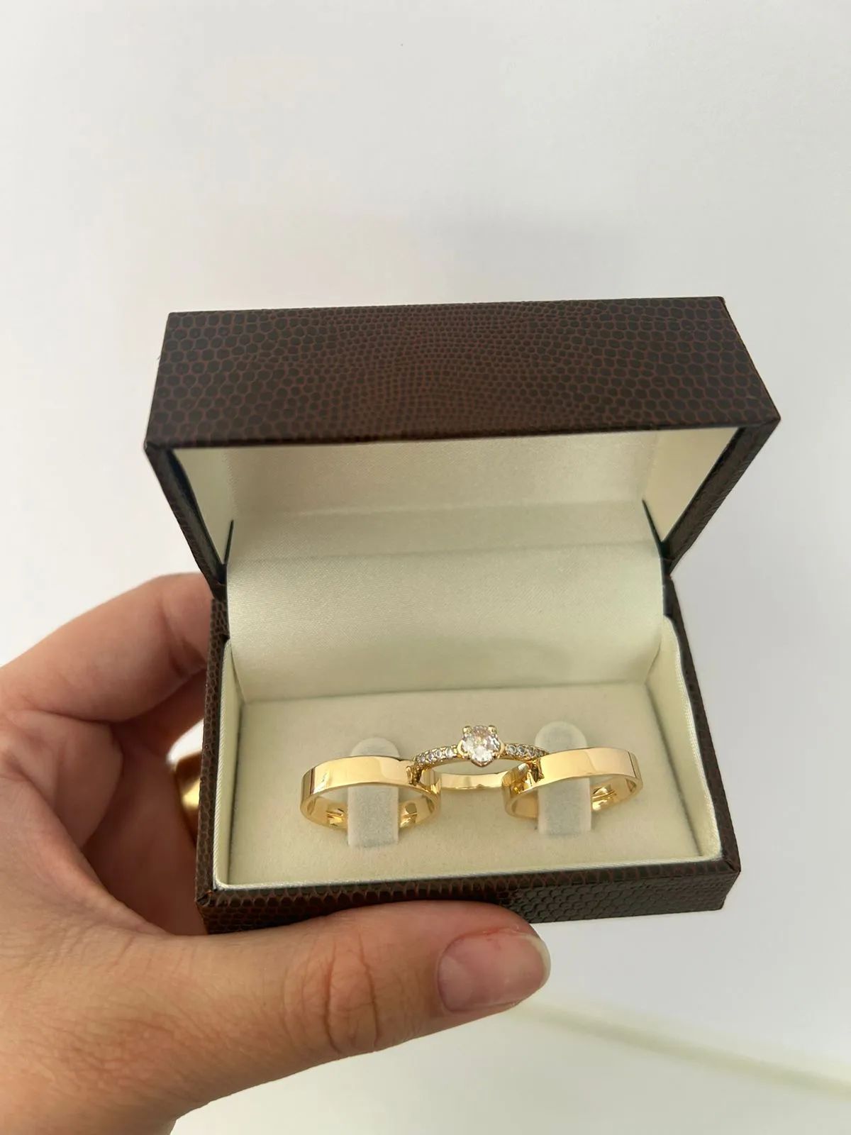 Conjunto Par de Aliança 4mm + Anel Solitário Banho de Ouro