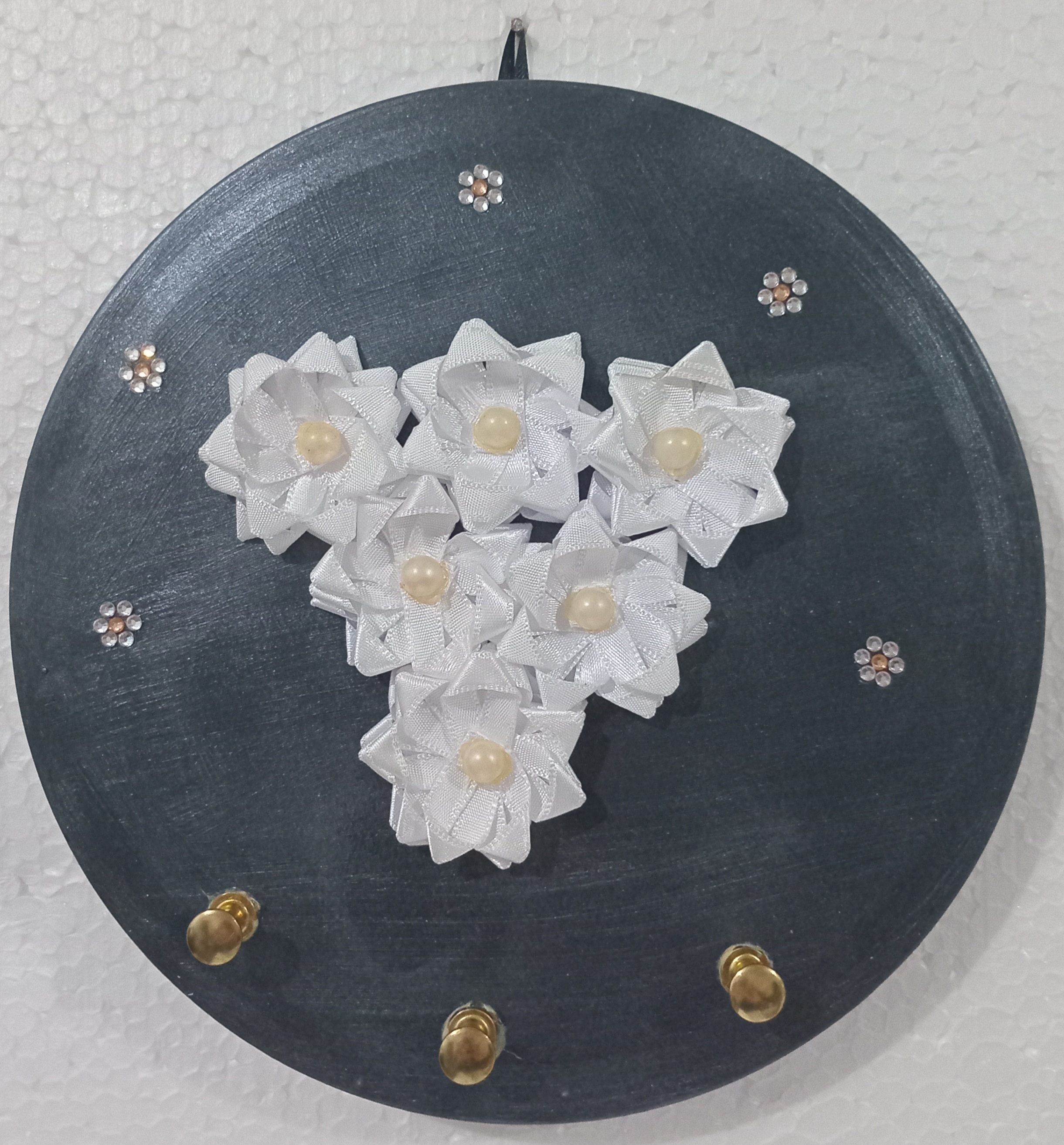 Porta Chave Flores Brancas de Fita