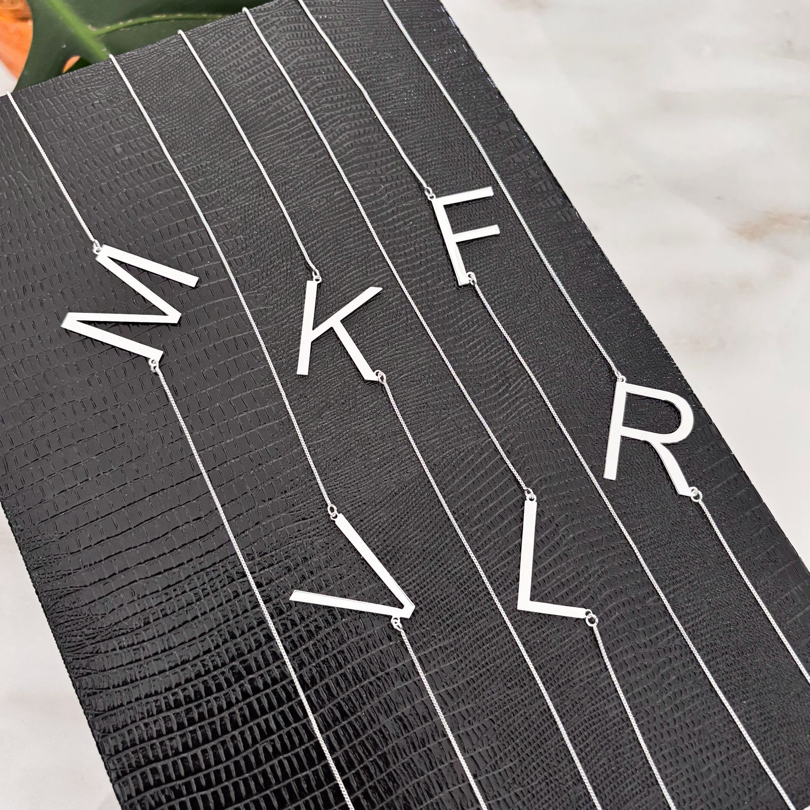 Colar Letras Grande C118