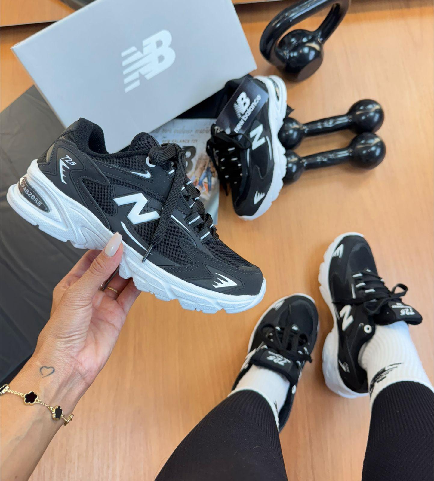 New Balance 725 Black