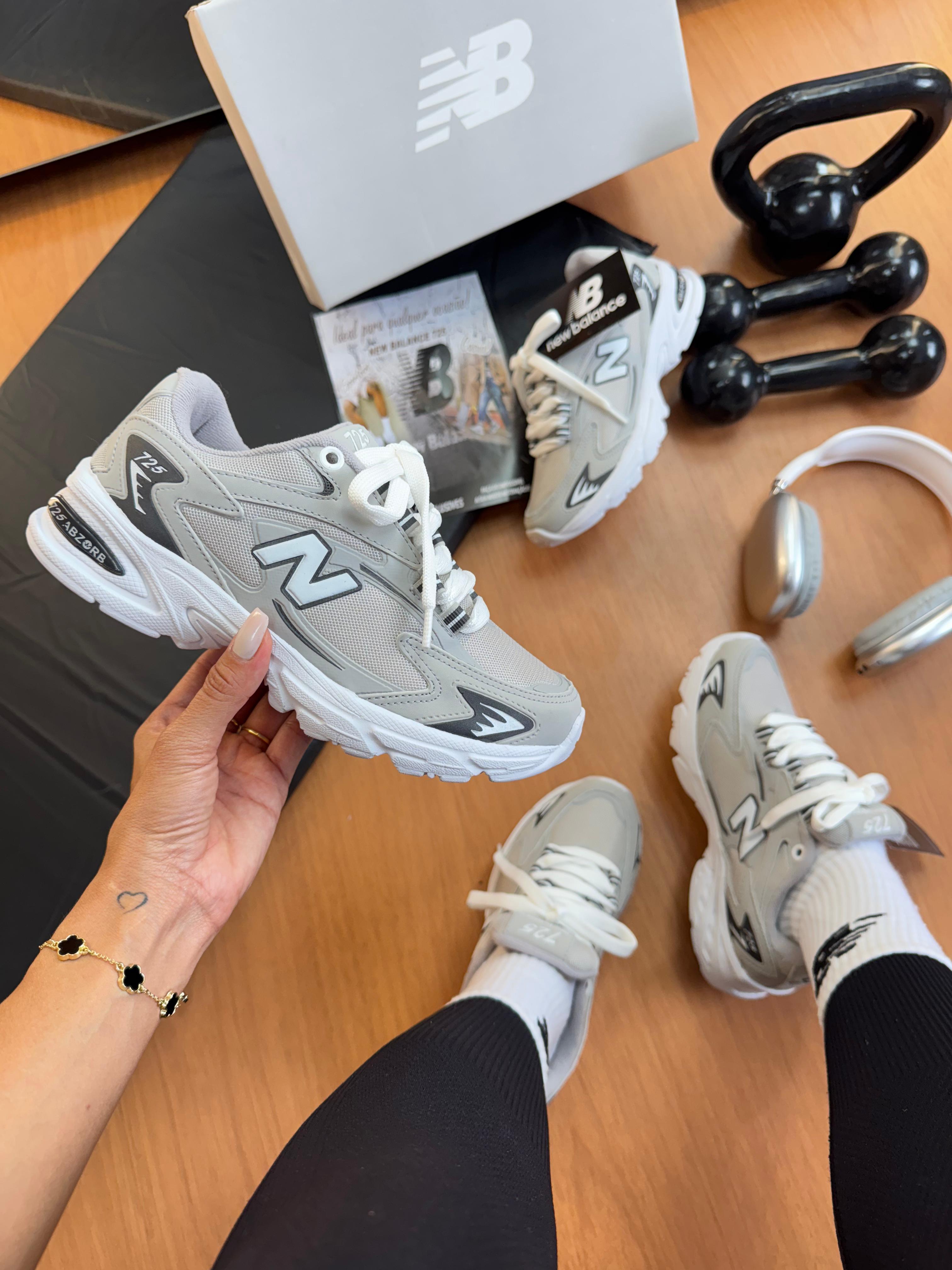 New Balance 725 Gray