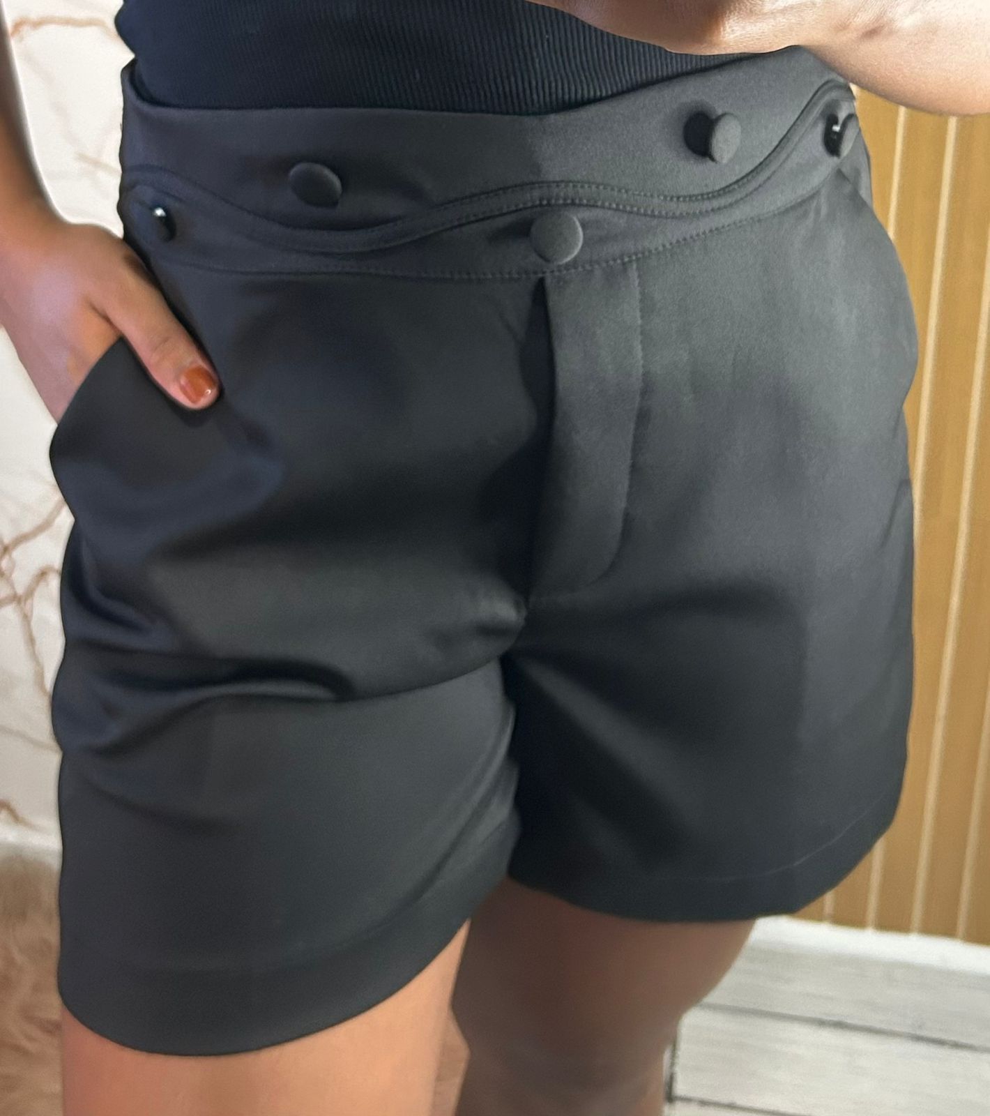 Short Alfaiataria Feminino Com Bolso e Botões Emcapados
