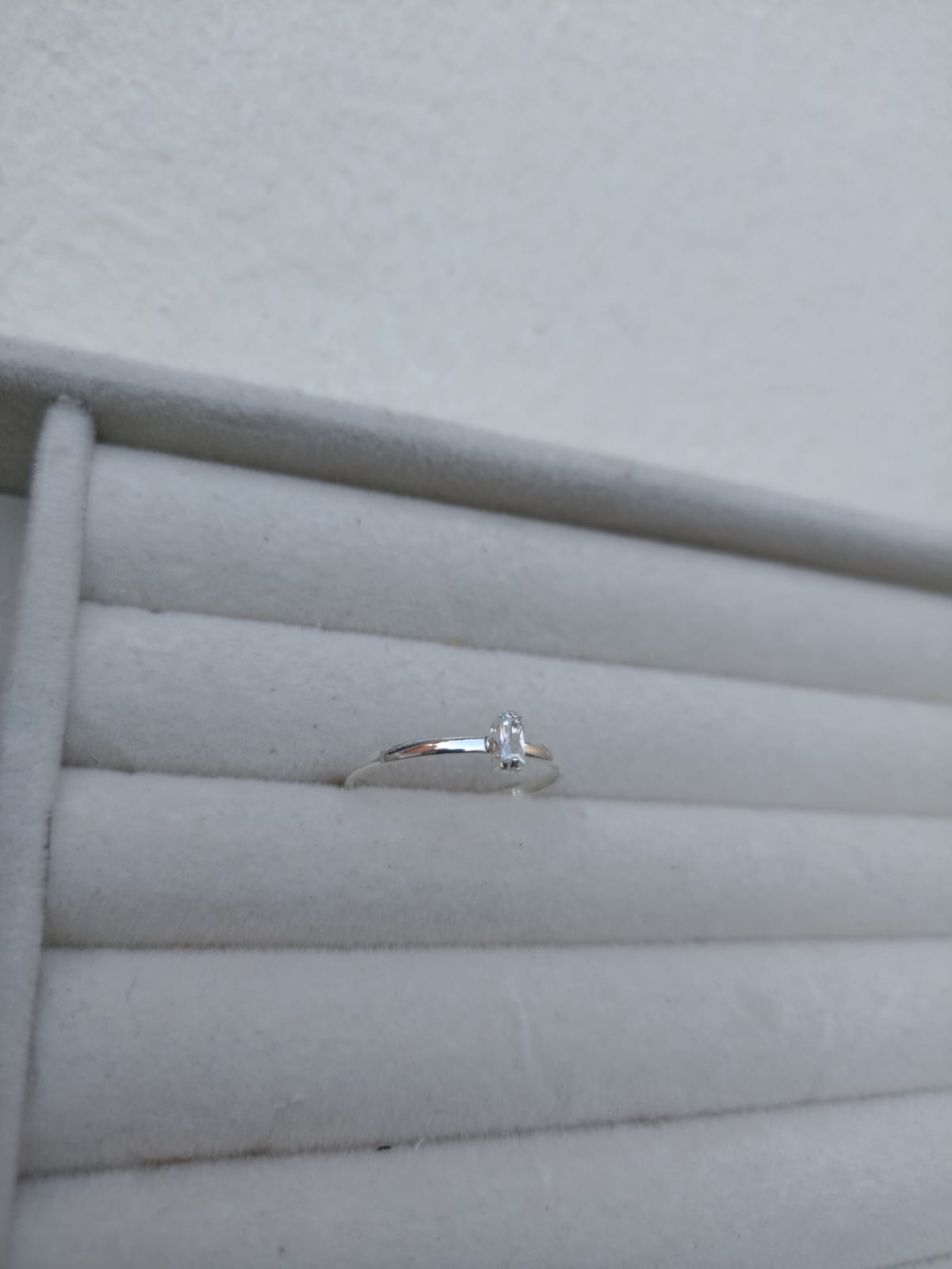 Anel regulável ponto de luz em zircônia baguetinha