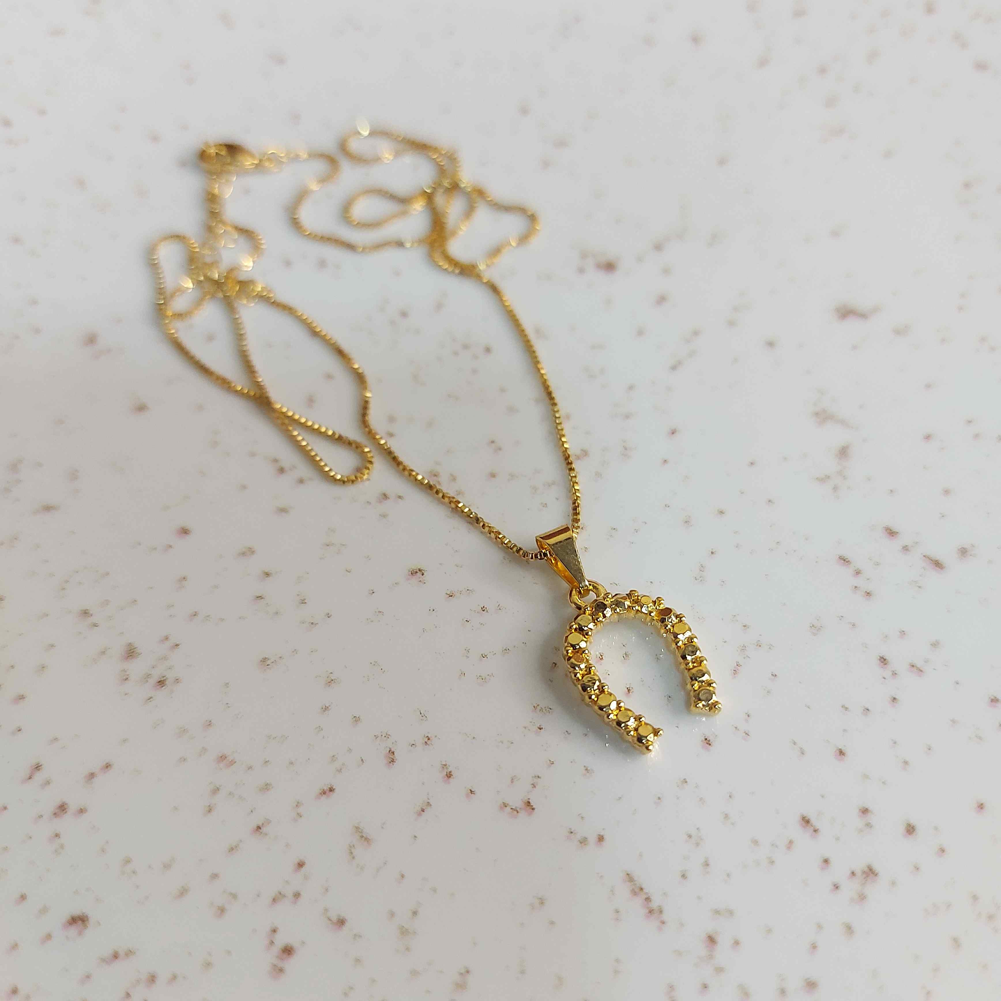 Colar Ferradura com Detalhes