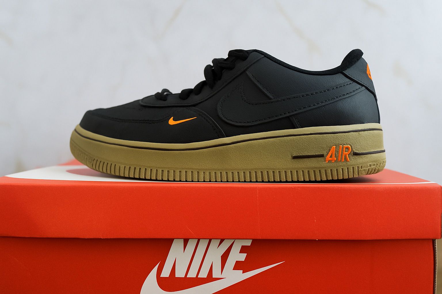 TÊNIS AIR FORCE PRETO COM SOLADO VERDE OLIVA | DETALHES LARANJA