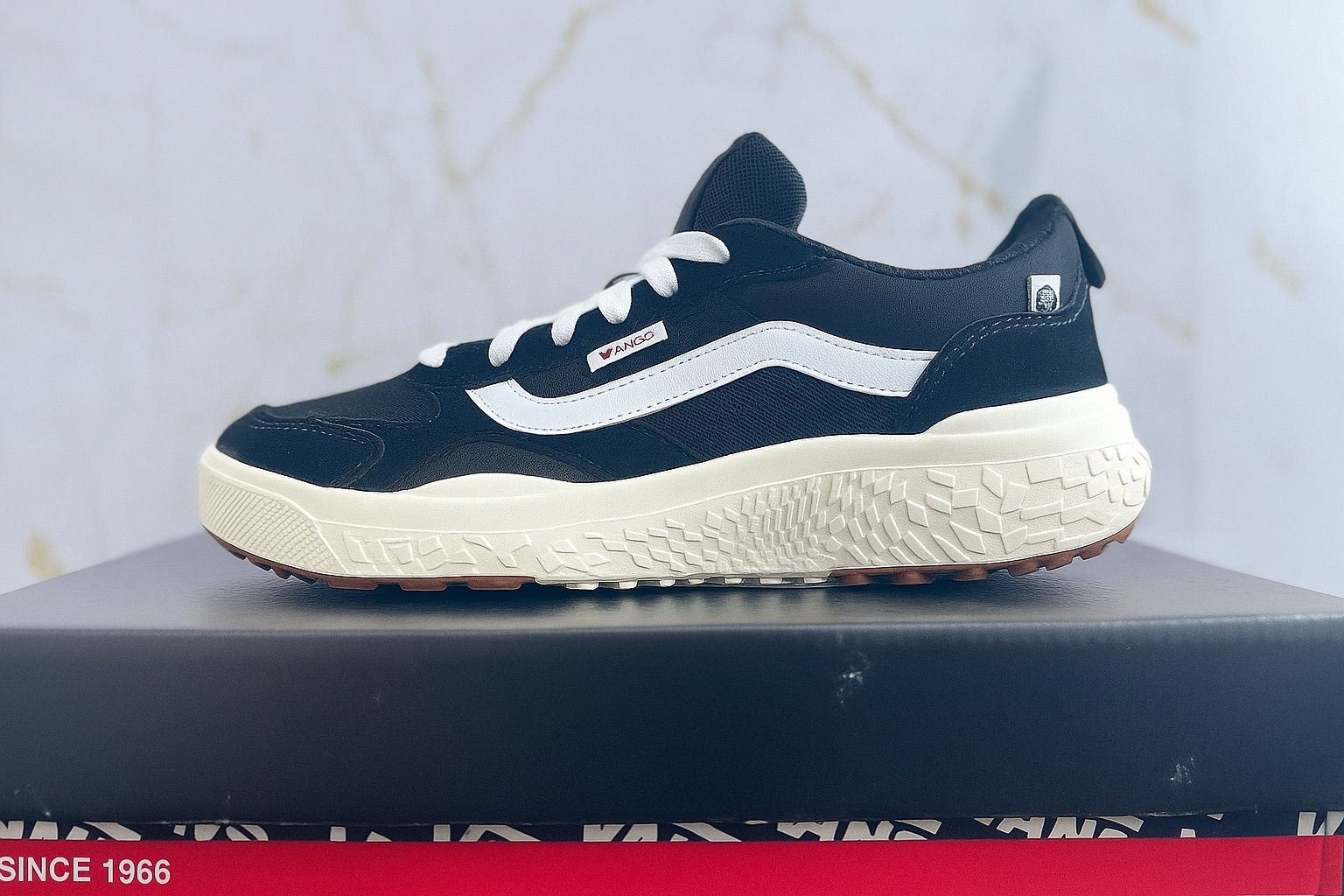 TÊNIS VANS PRETO COM BRANCO SOLADO GROSSO