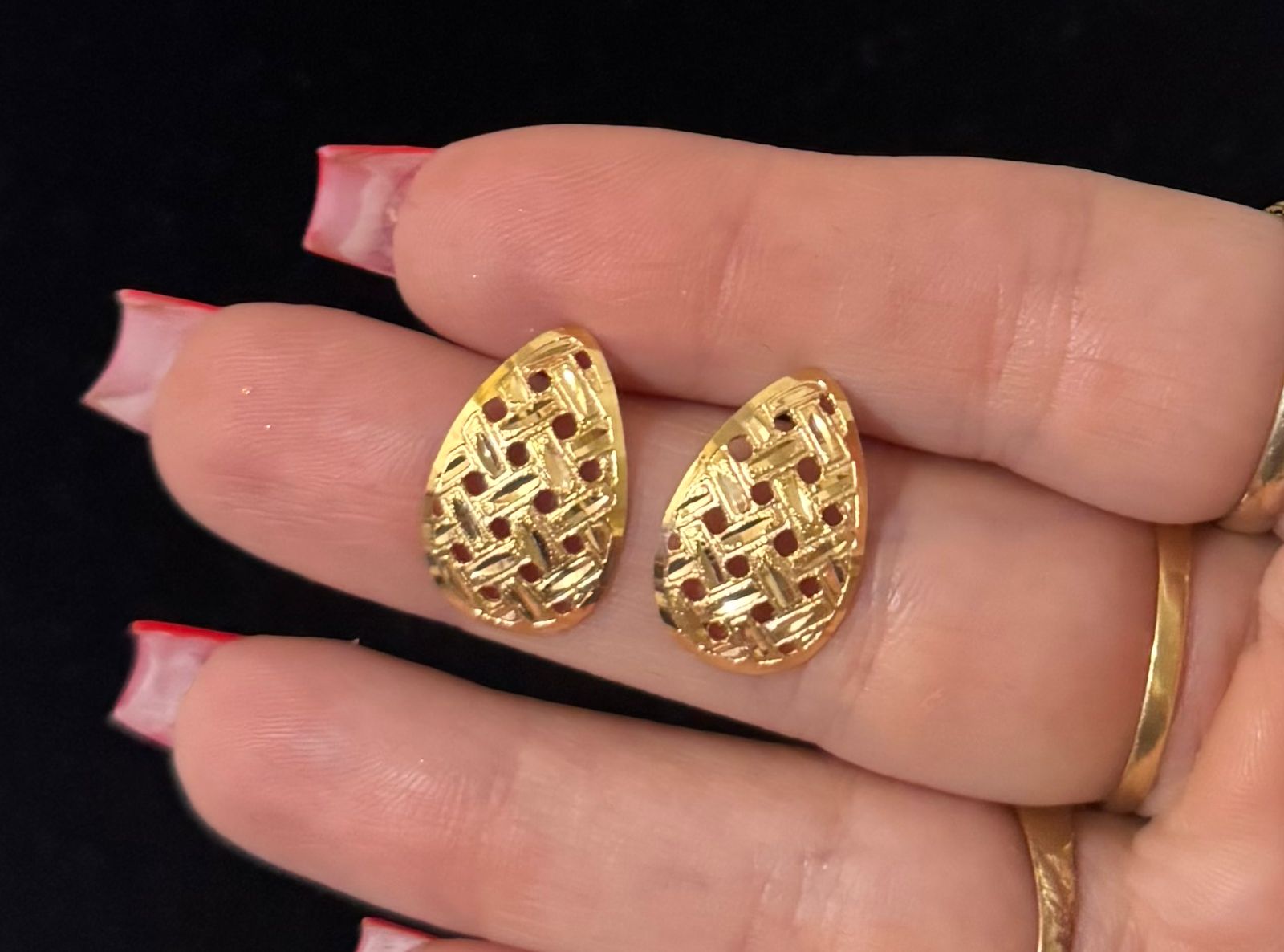 BRINCO SEMIJOIA MEIO GOTA TRABALHADA CHAPADA M