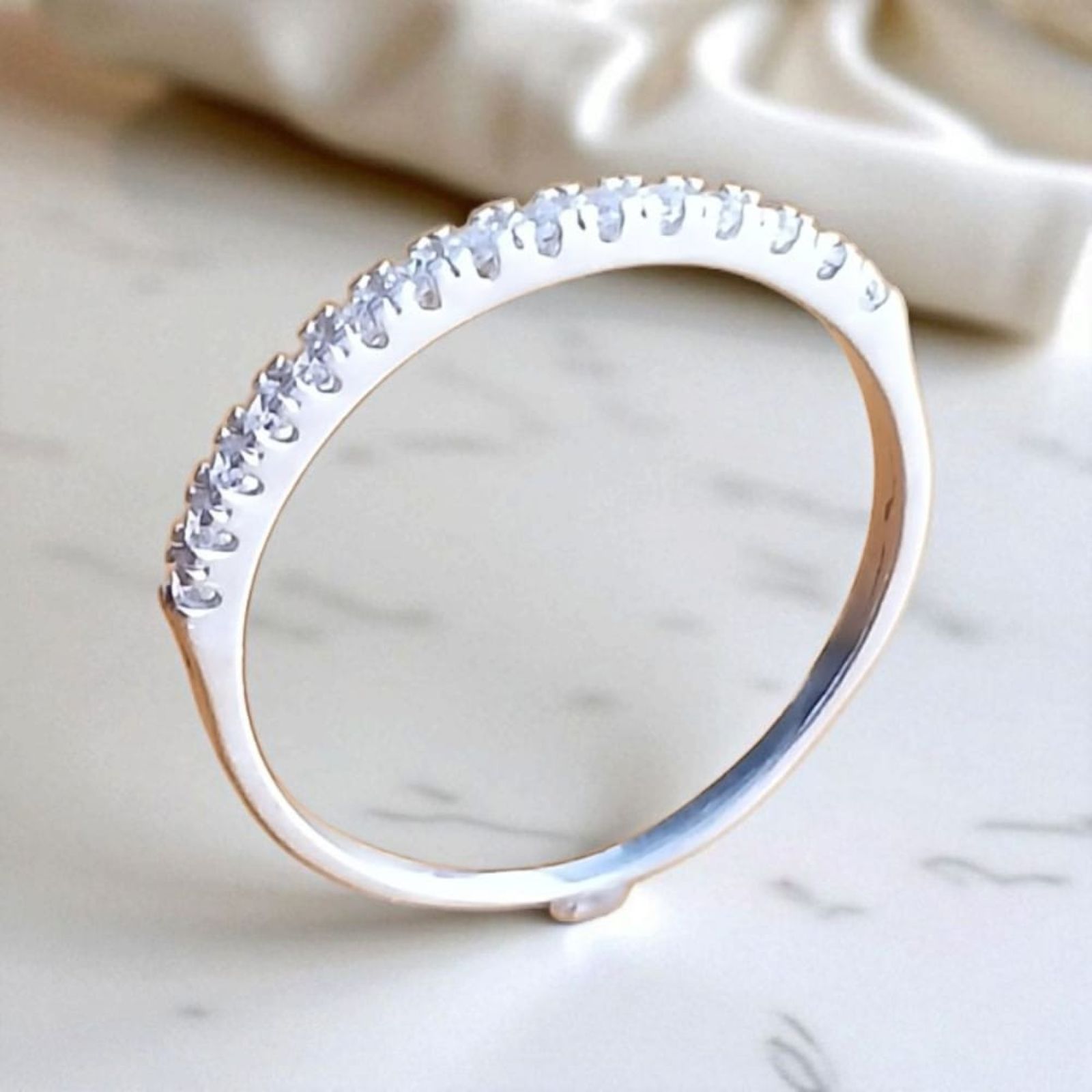 Meia aliança em prata com zirconias brancas