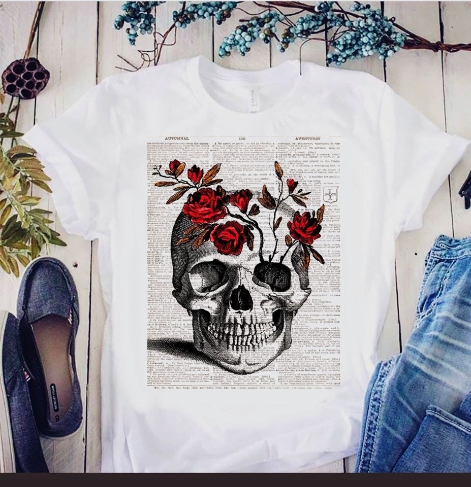 Camiseta Caveira com Flores Vermelhas   Arte Vintage e Estilo Autêntico