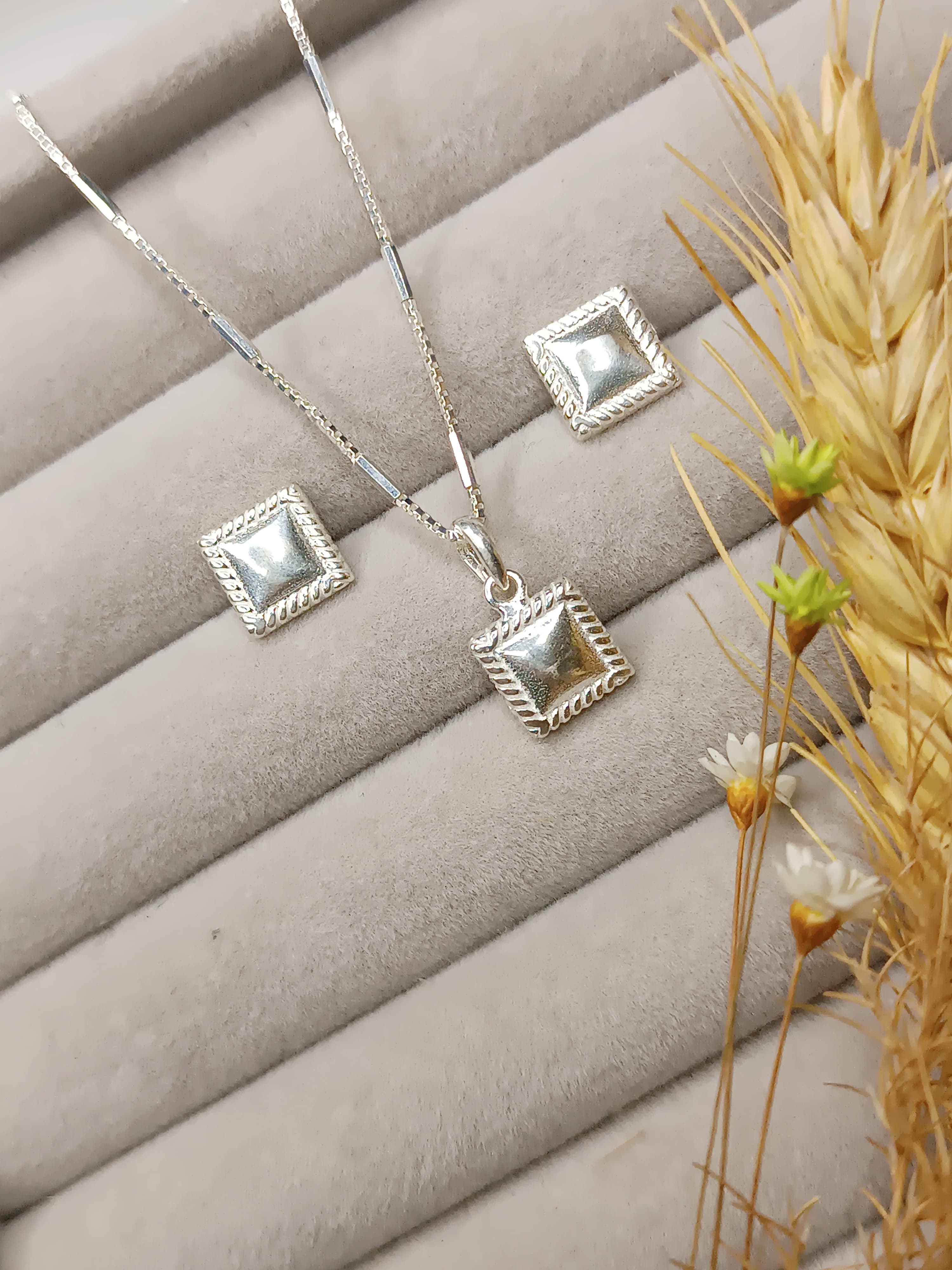 Conjunto Quadrado de Prata 925: Sofisticação Geométrica para Seu Estilo