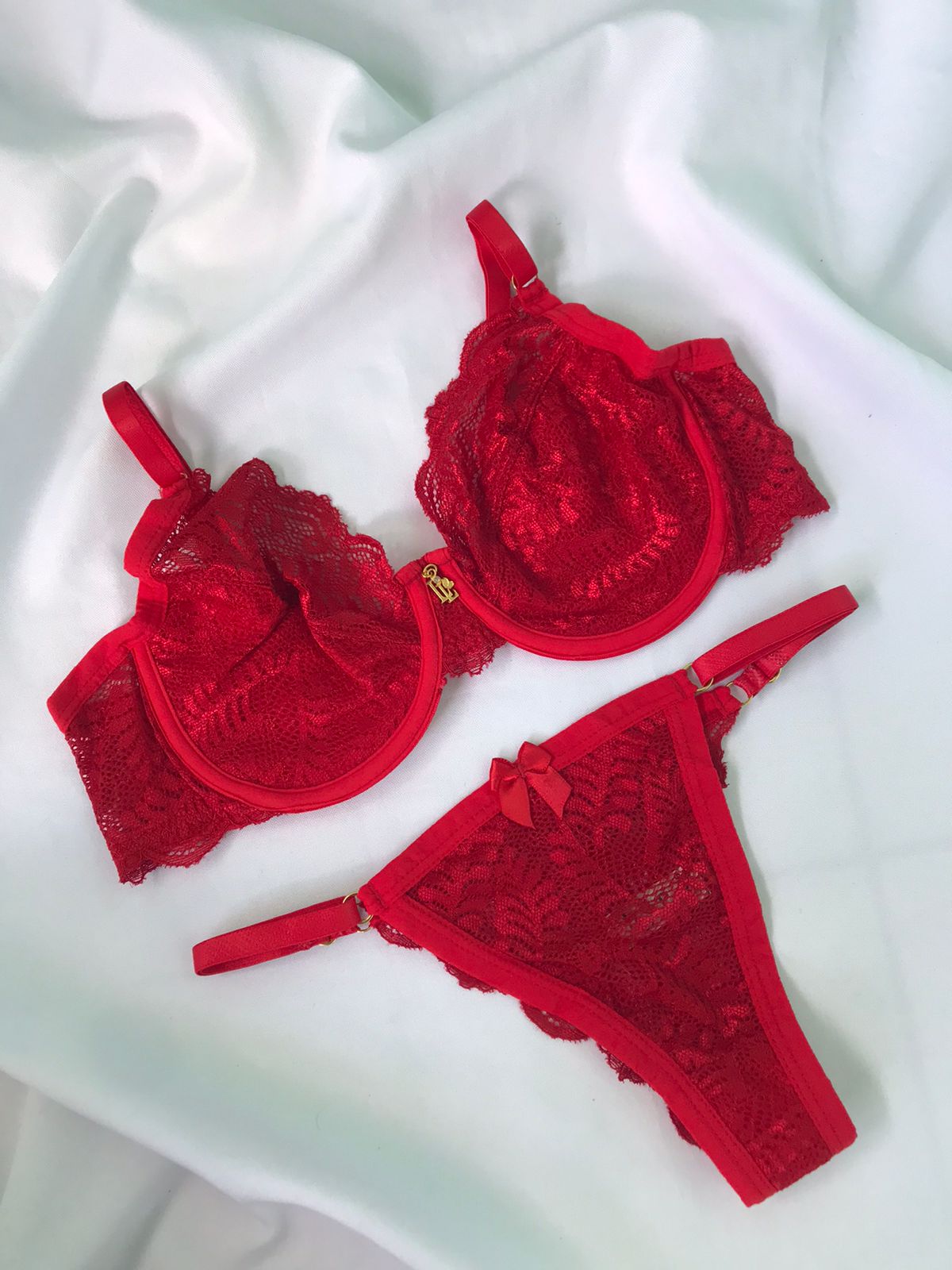 Conjunto sem bojo e com aro em renda com pingente dourado