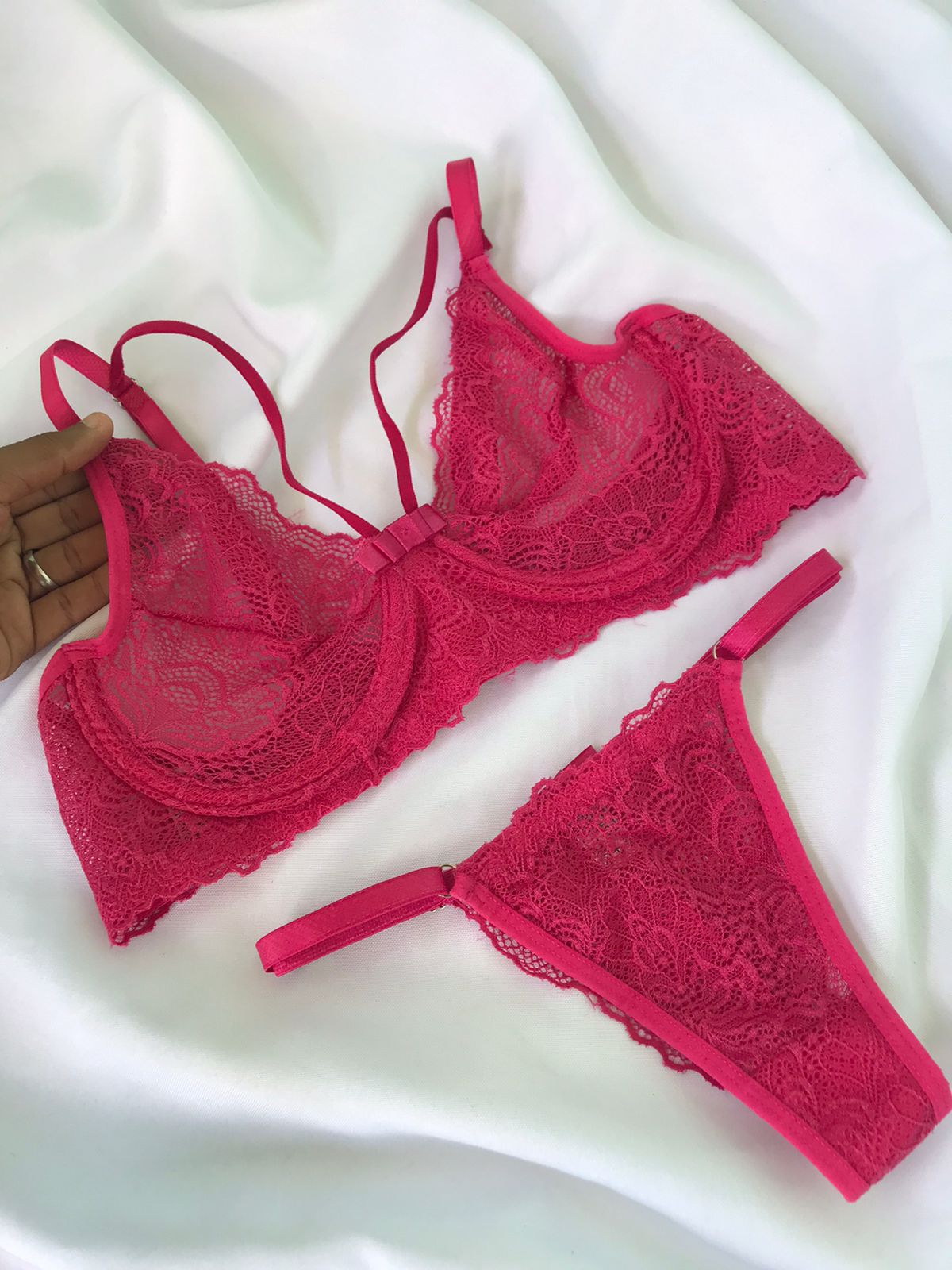 Conjunto sem bojo e com aro em renda desenhada com detalhes em strappy