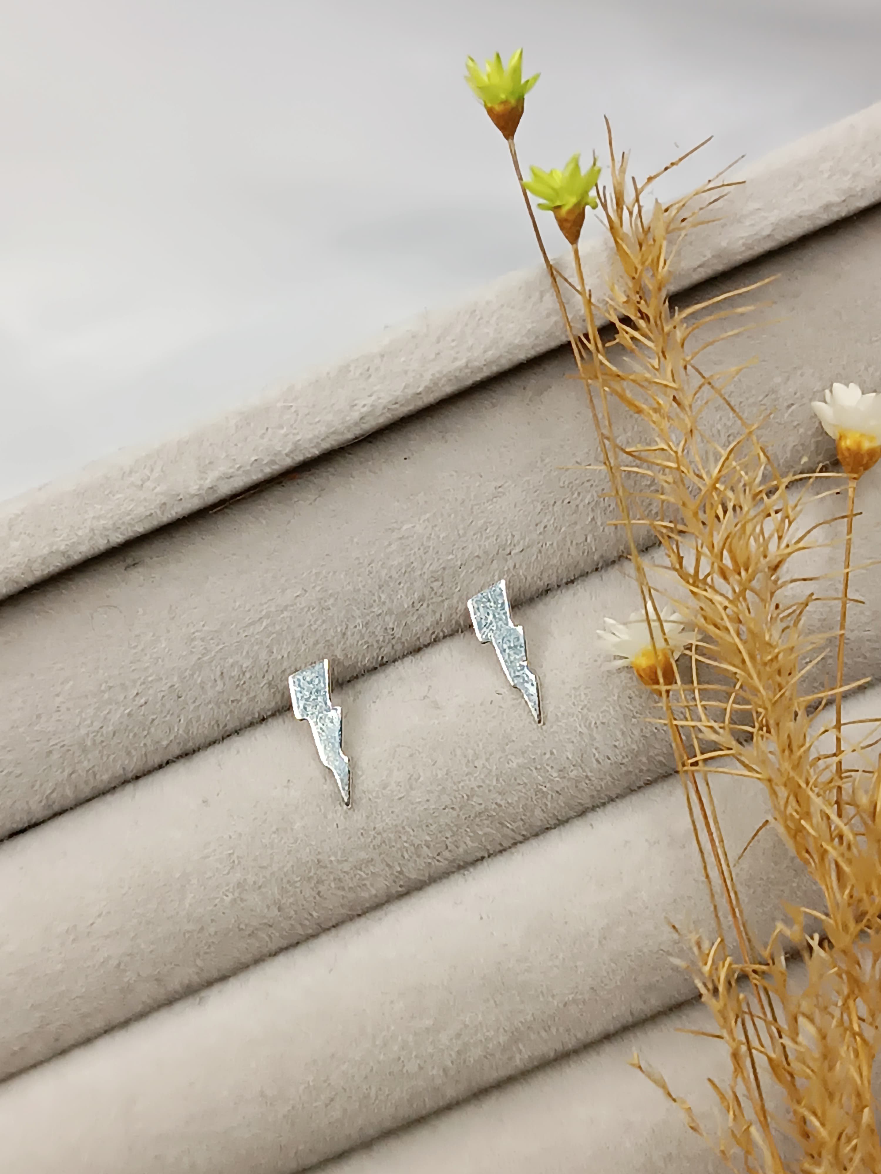 Brinco Raio Minimalista Prata 925, Elegância e Estilo em Cada Detalhe