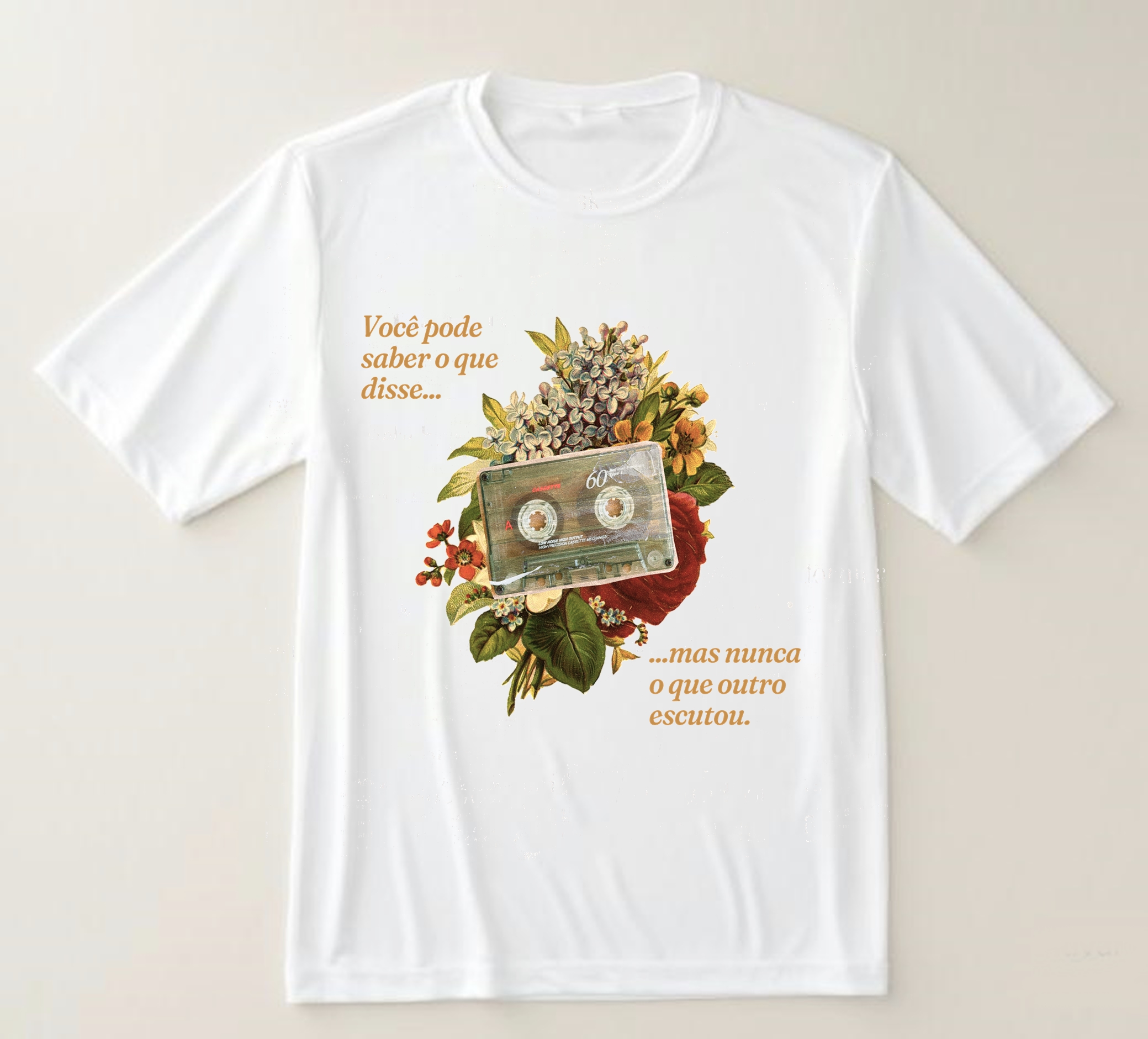 Camiseta Fita Cassete e Flores - Mensagem Profunda sobre Comunicação
