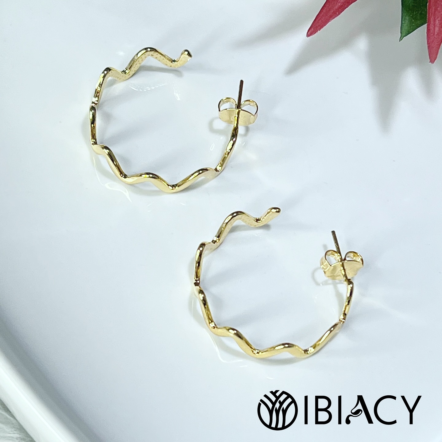 Brinco Argola Ondulada Banhado a Ouro   Leveza com Estilo