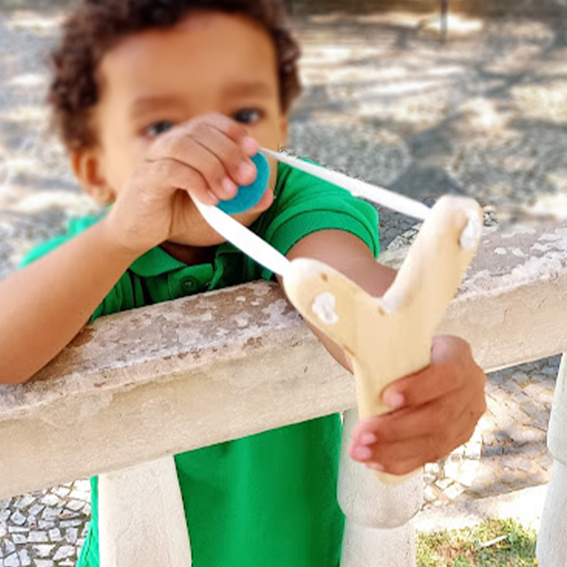 estilingue de monstrinhos