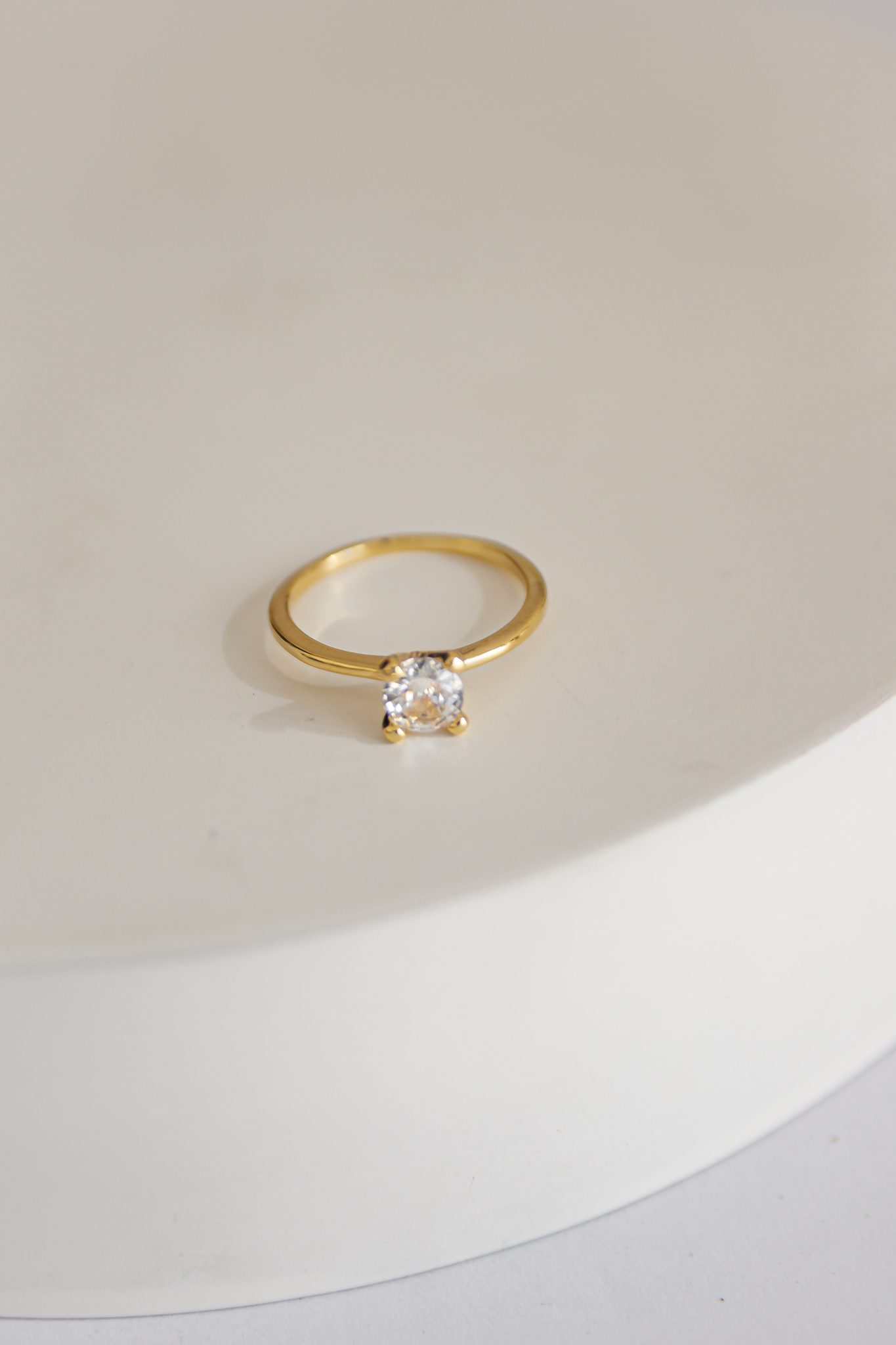 ANEL COM PEDRA REDONDA DE 5MM DE ZIRCONIA SOLITARIO