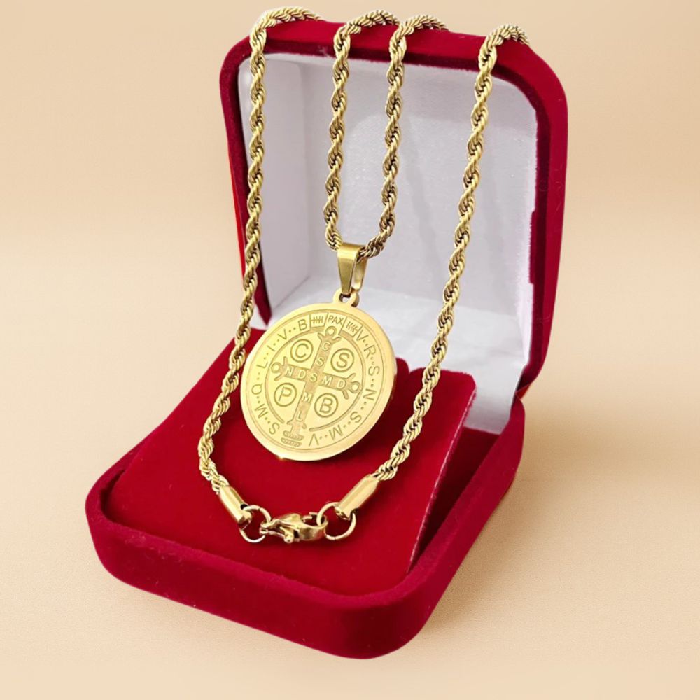 Colar Medalha de São Bento banhado a ouro 18k