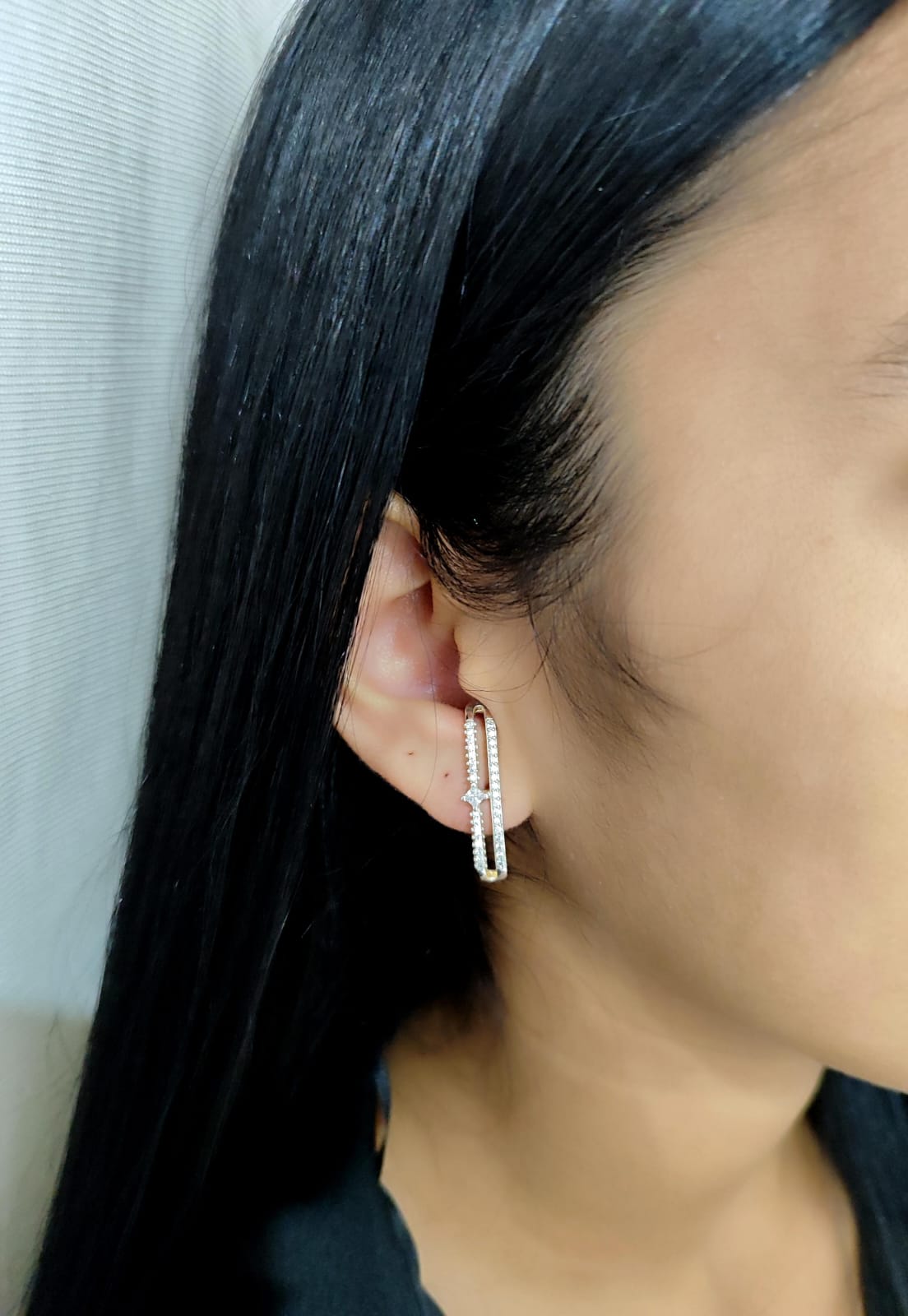 Brinco ear hook zircônias