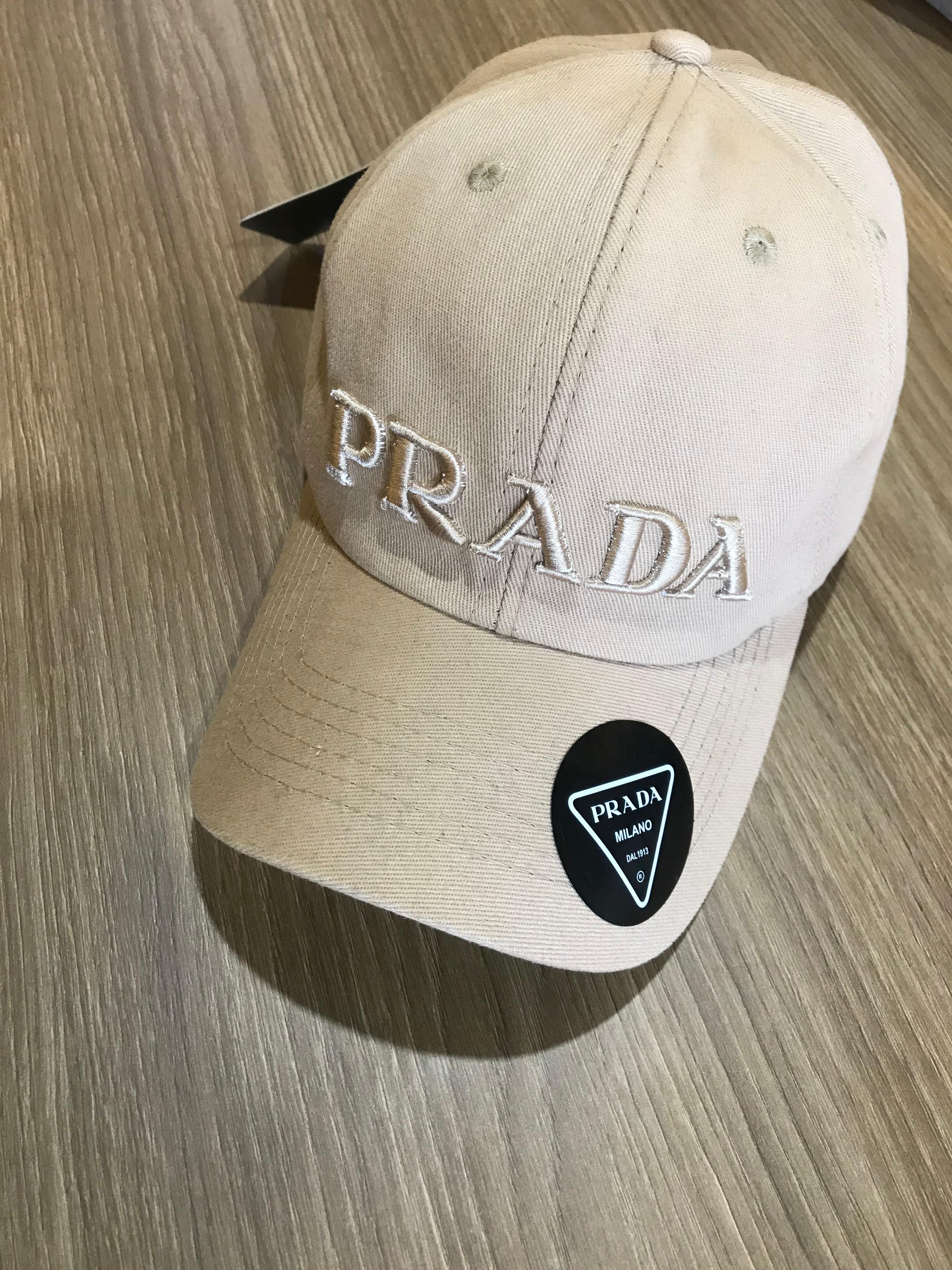 Boné bege prada