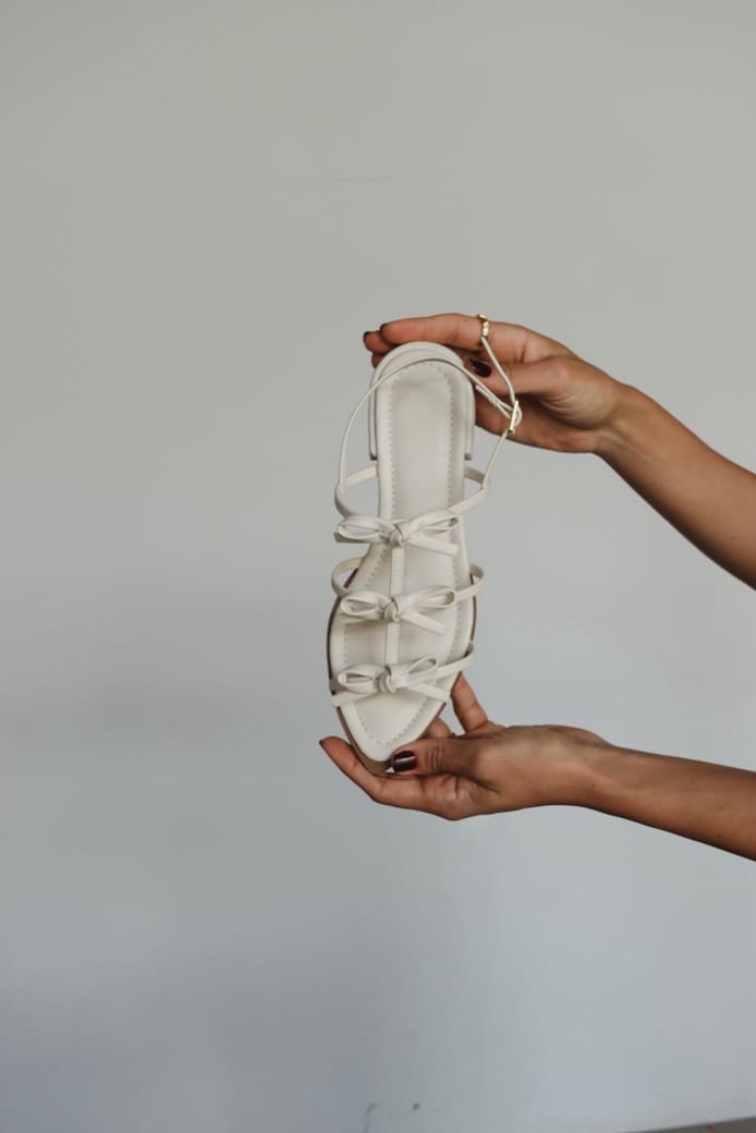 Sandália Rasteira com Tiras e Laços