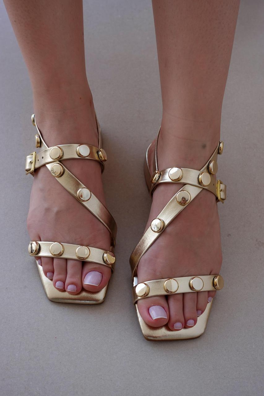 Sandália Rasteira Metalizada com Tiras e Aplicações