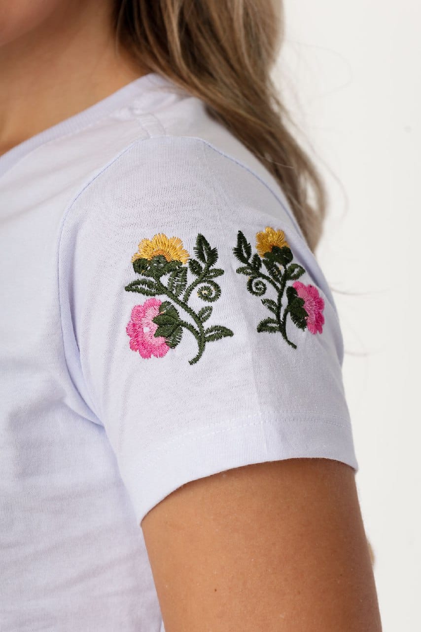 Camiseta Floral Bordada