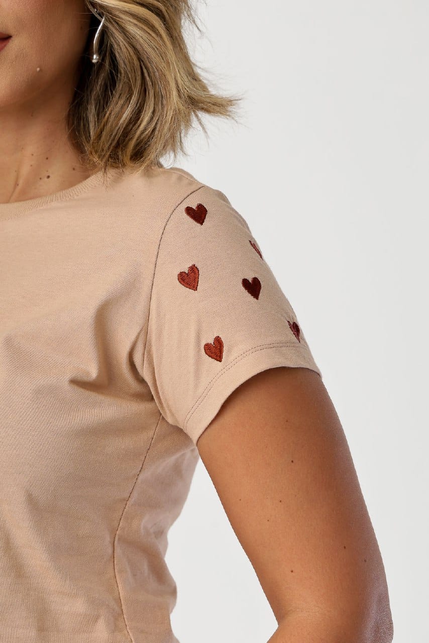 Camiseta Bordada Corações na Manga