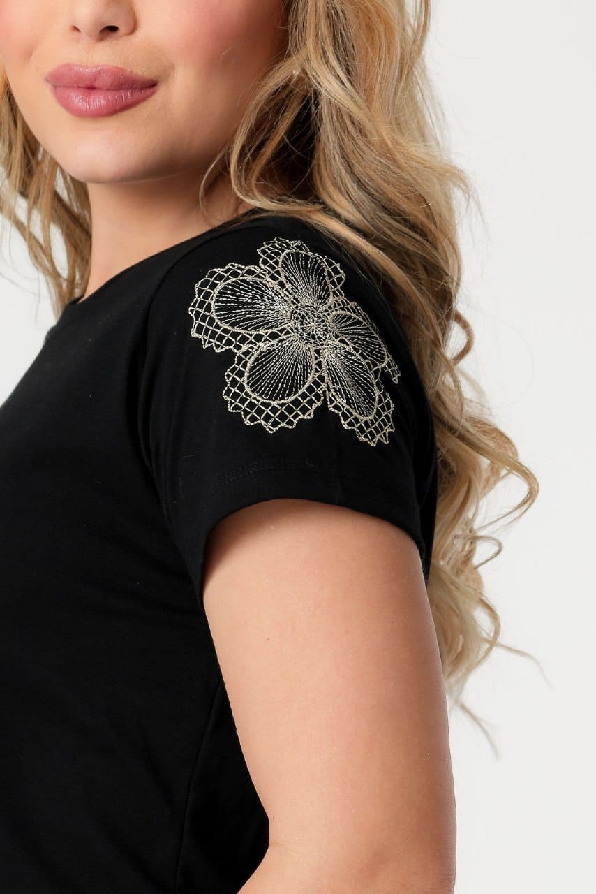 Camiseta Bordado Floral nas Mangas