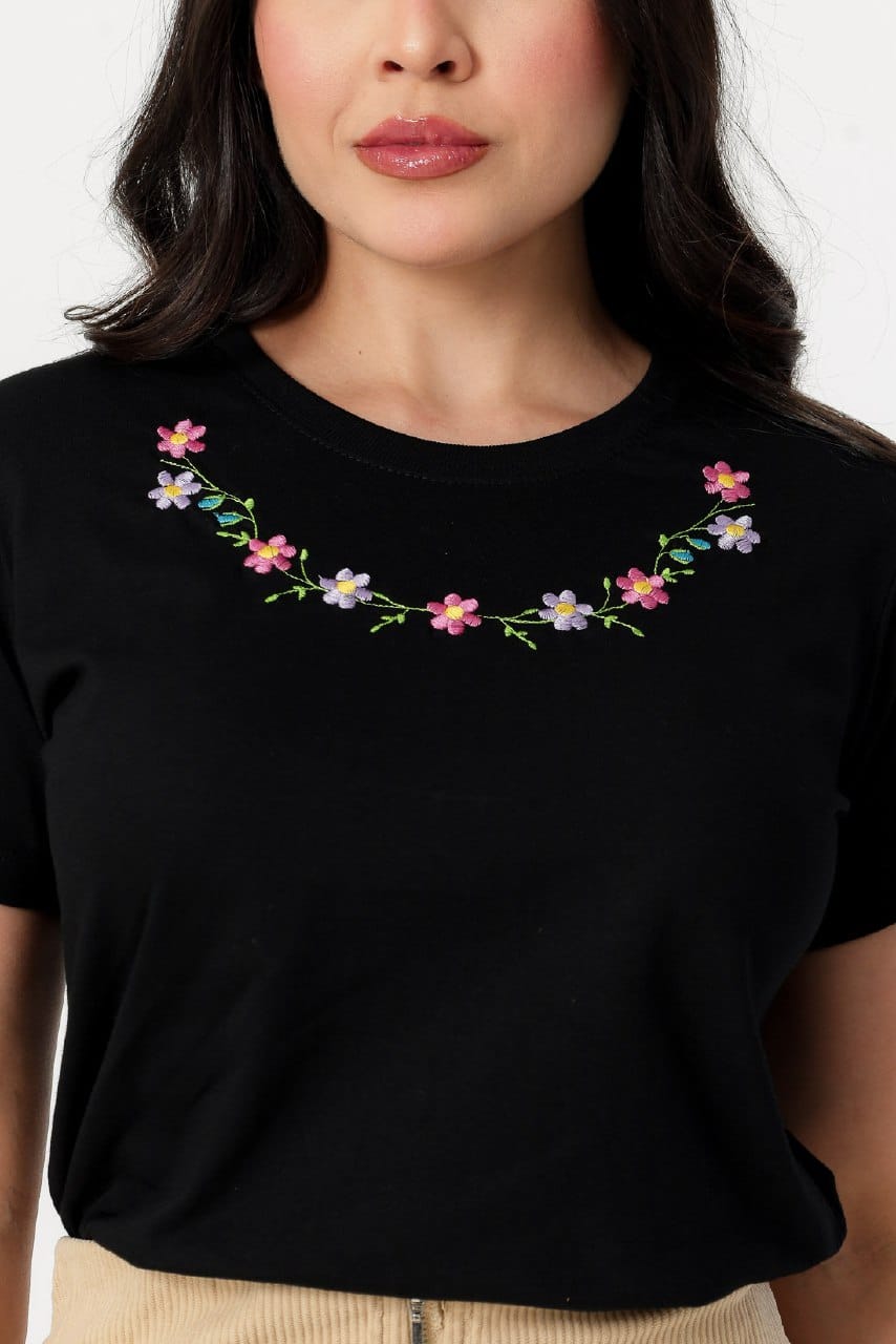 Camiseta Bordada Gola Floral Chic