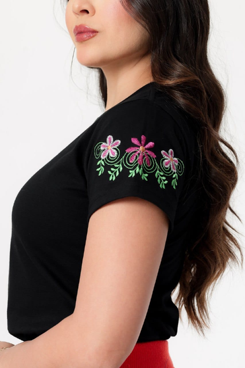 Camiseta Mangas Florais Bordadas