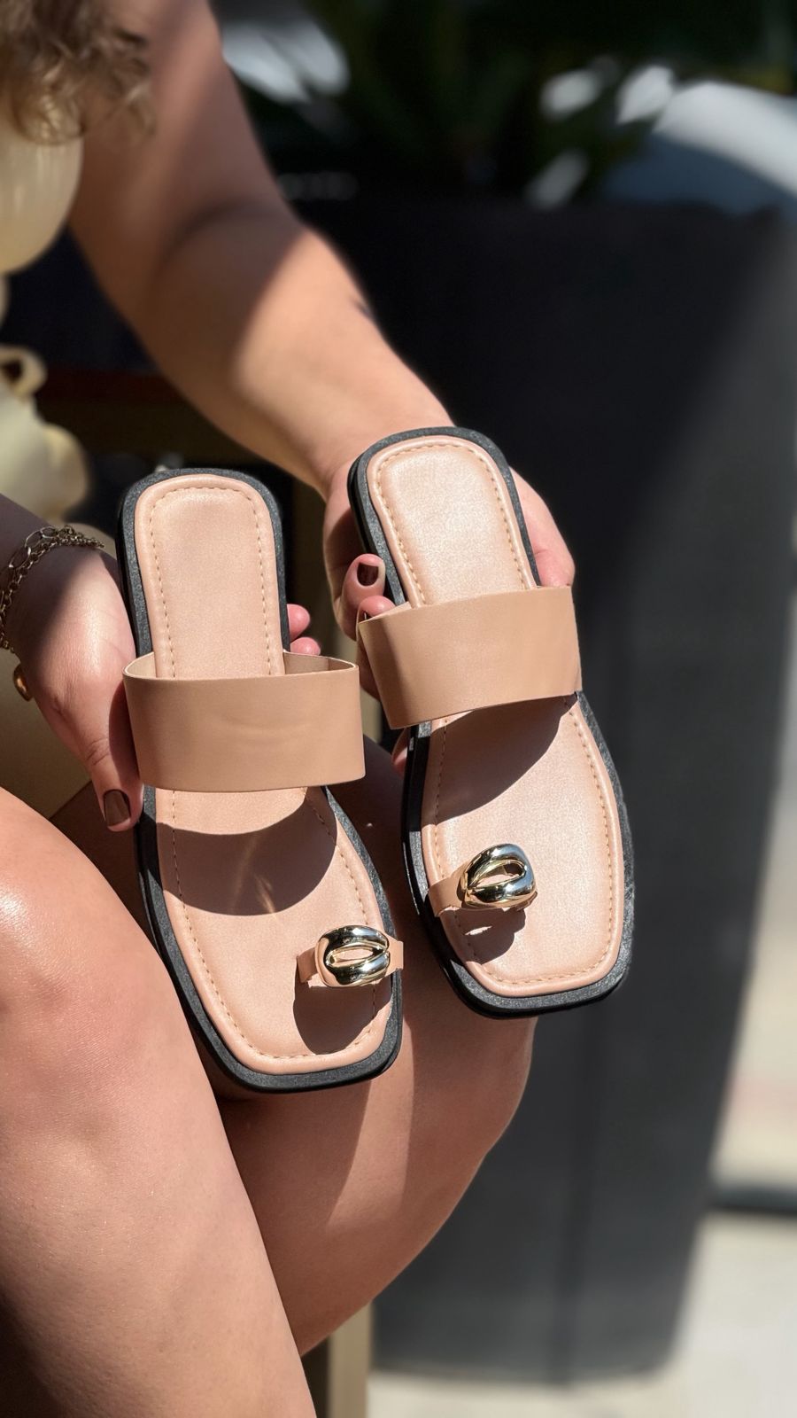 Rasteira Bico Quadrado com Detalhe Metalizado