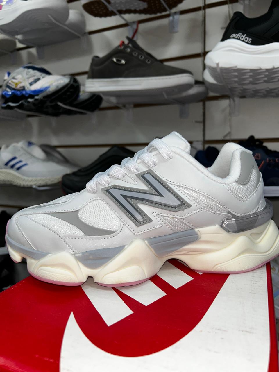 Tênis New Balance 9060 Branco com Solado Rosa Feminino Casual   Conforto e Estilo