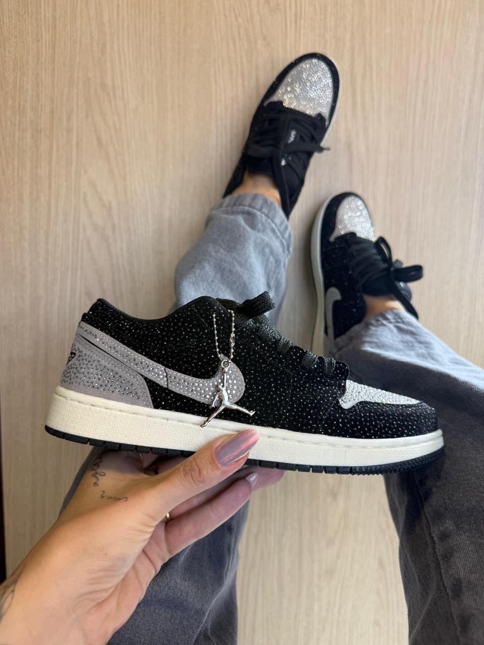 Air Jordan Low 23 Preto/Cinza com Strass   Sneaker Nike Masculino Confortável e Estiloso