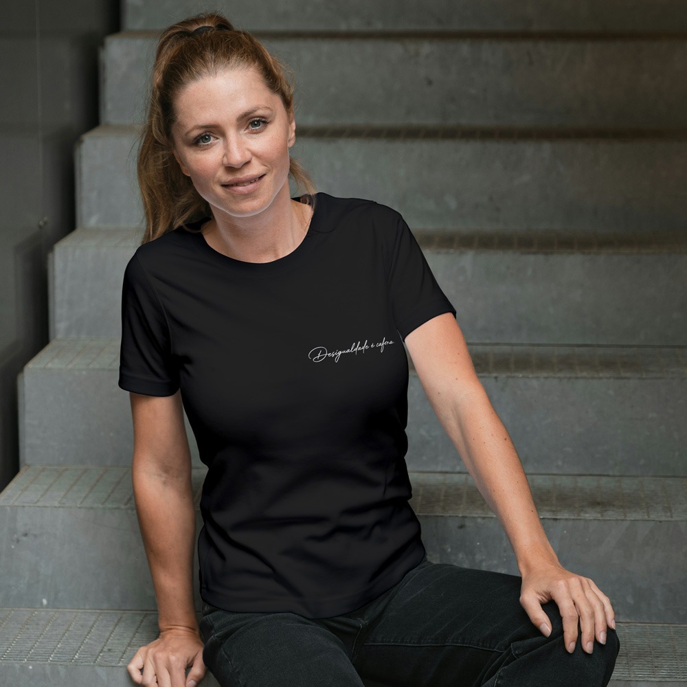 Camiseta Preta Desigualdade Bolso