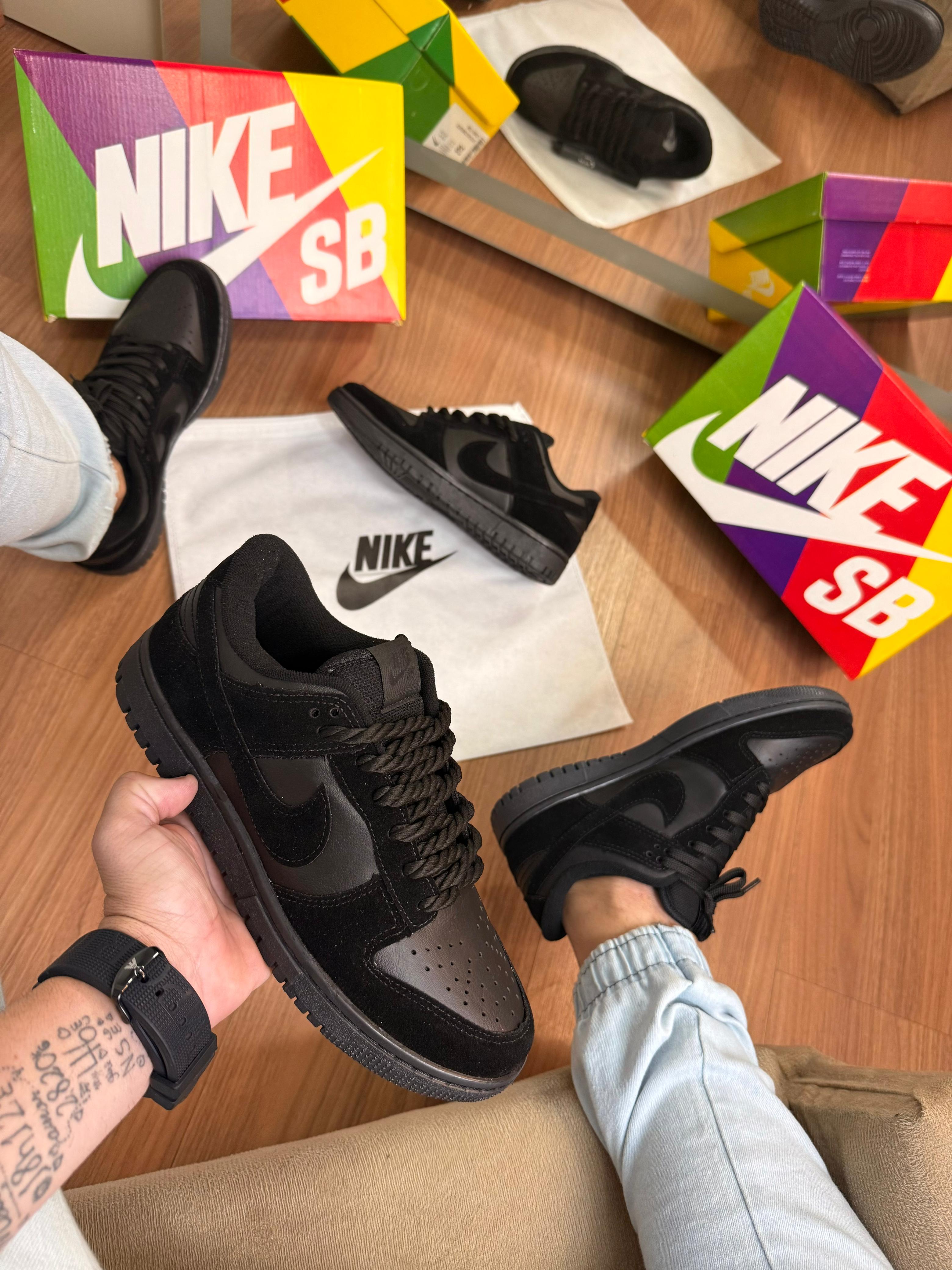 Nike Dunk Low Black Camurça - Sneaker Unissex Streetwear Confortável e Estiloso