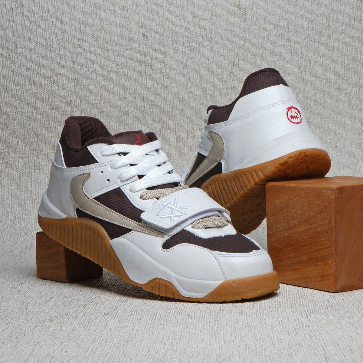 Jordan Travis scott jumpman Jack (Branco/marrom)