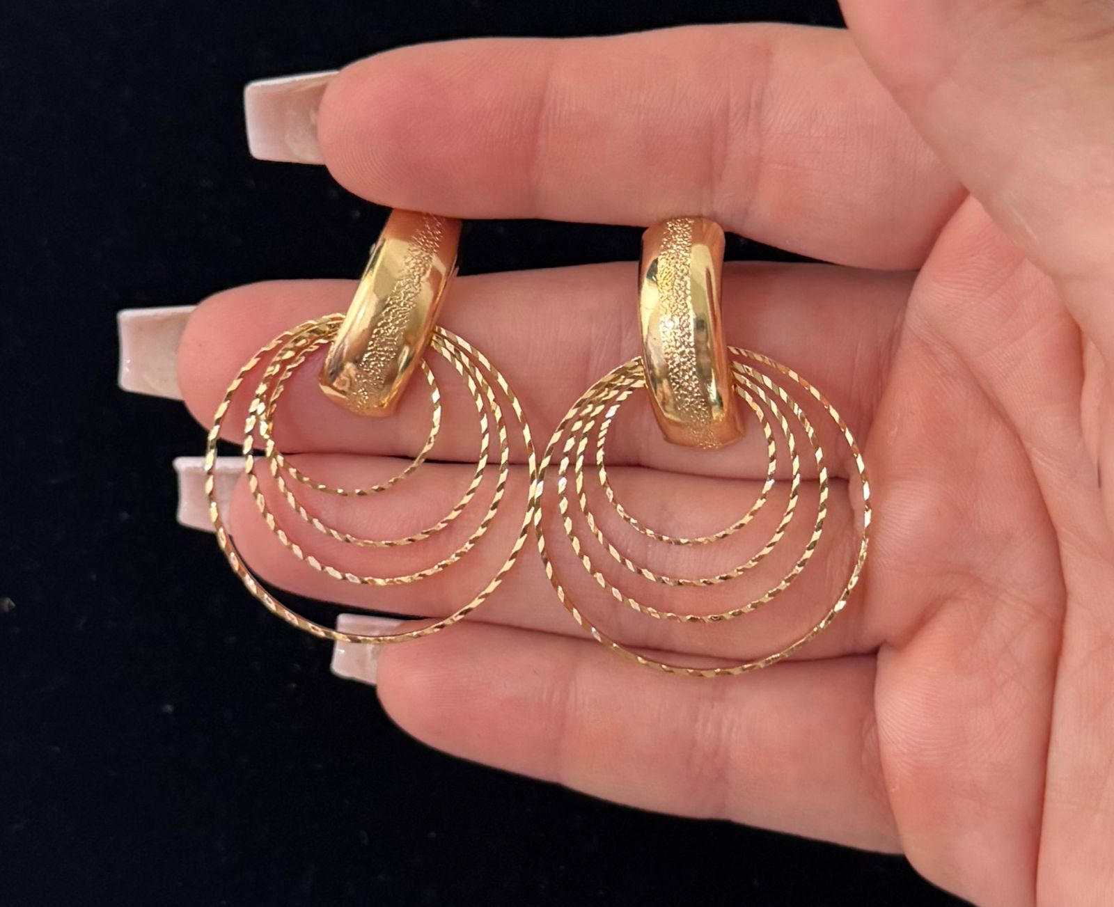 BRINCO FOLHEADO A OURO 18K 3 AROS FINOS PEDNURADOS