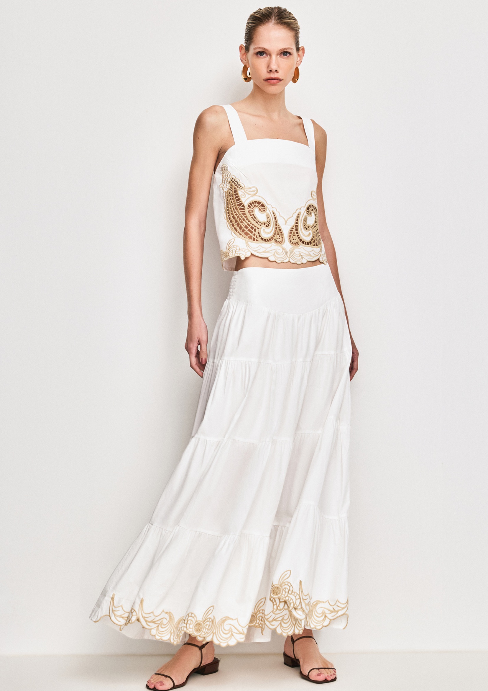 Conjunto de blusa e saia folha bordada