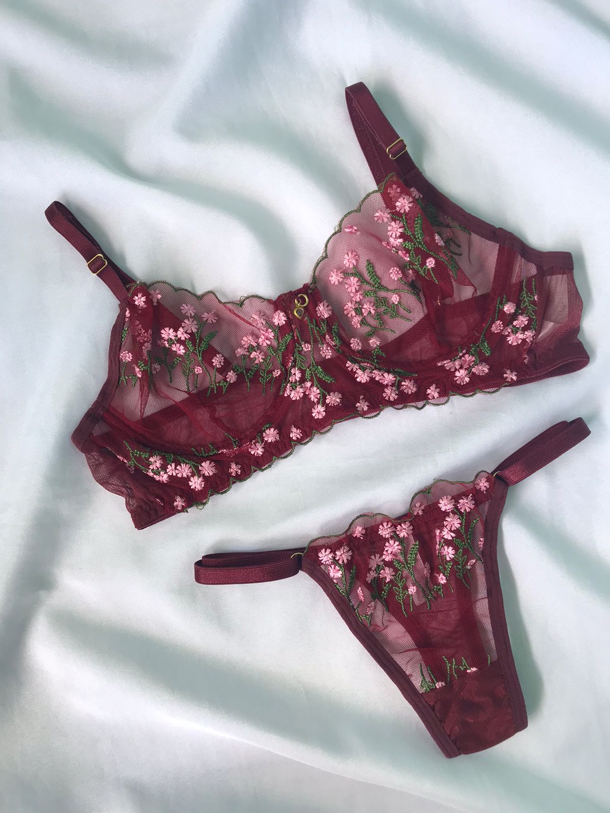 Conjunto sem bojo com aro em tule bordado com detalhes em flores e com pingente
