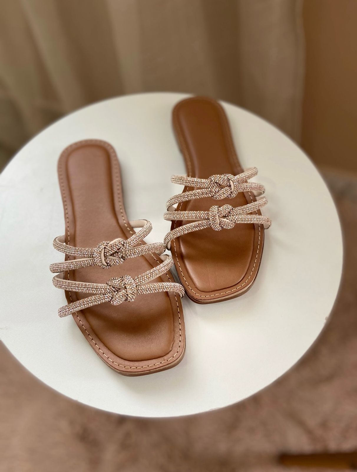 Chinelo Rasteira com Nó de Brilho