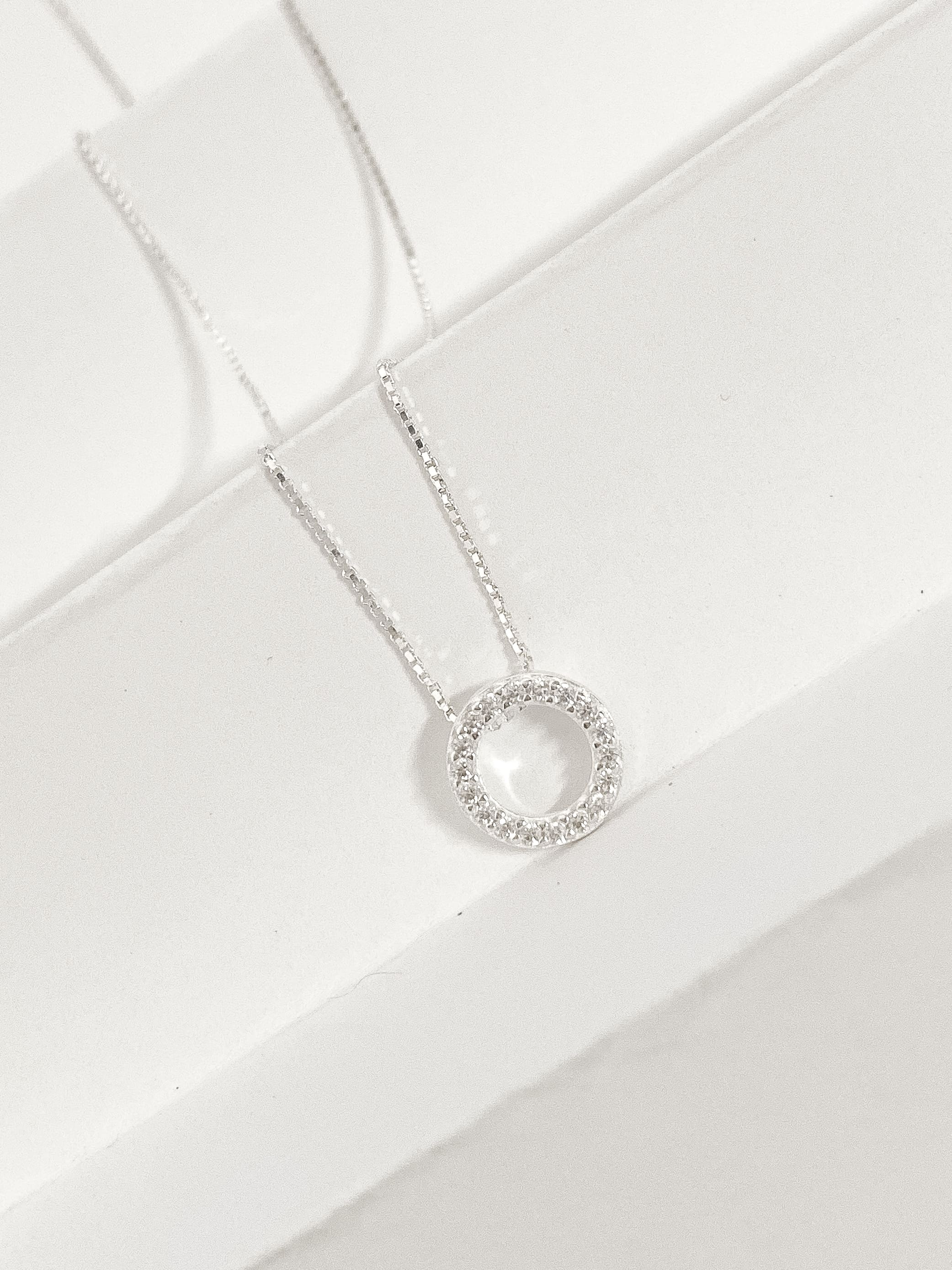 Colar círculo cravejado prata