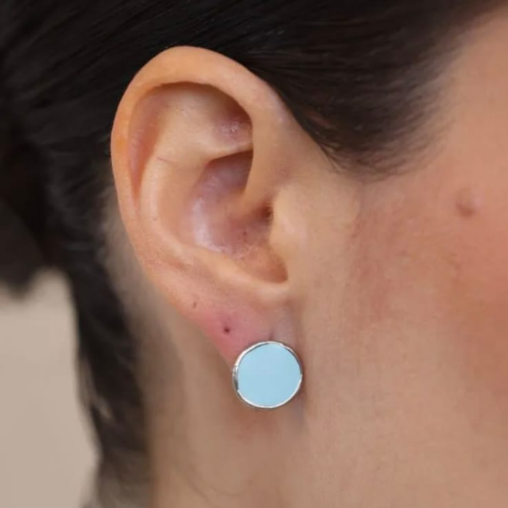 Brinco pequeno Yasmim redondo lilás claro prata