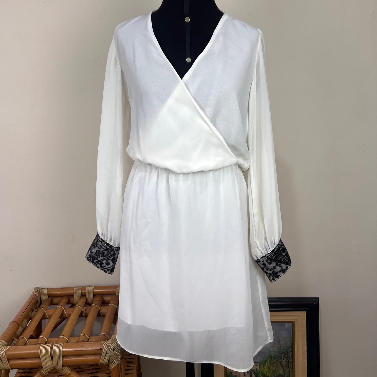 (M/G) Vestido Off White fluido decote profundo com detalhe no punho