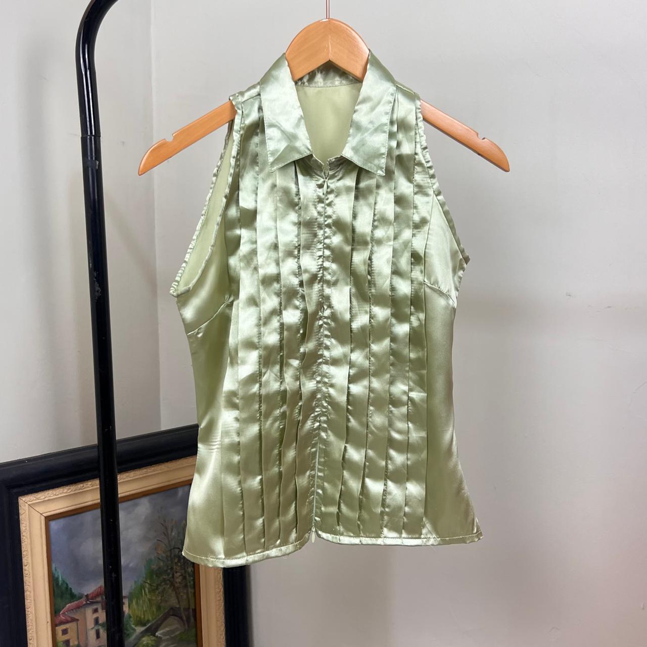 (P) Blusa acetinada com pregas verde
