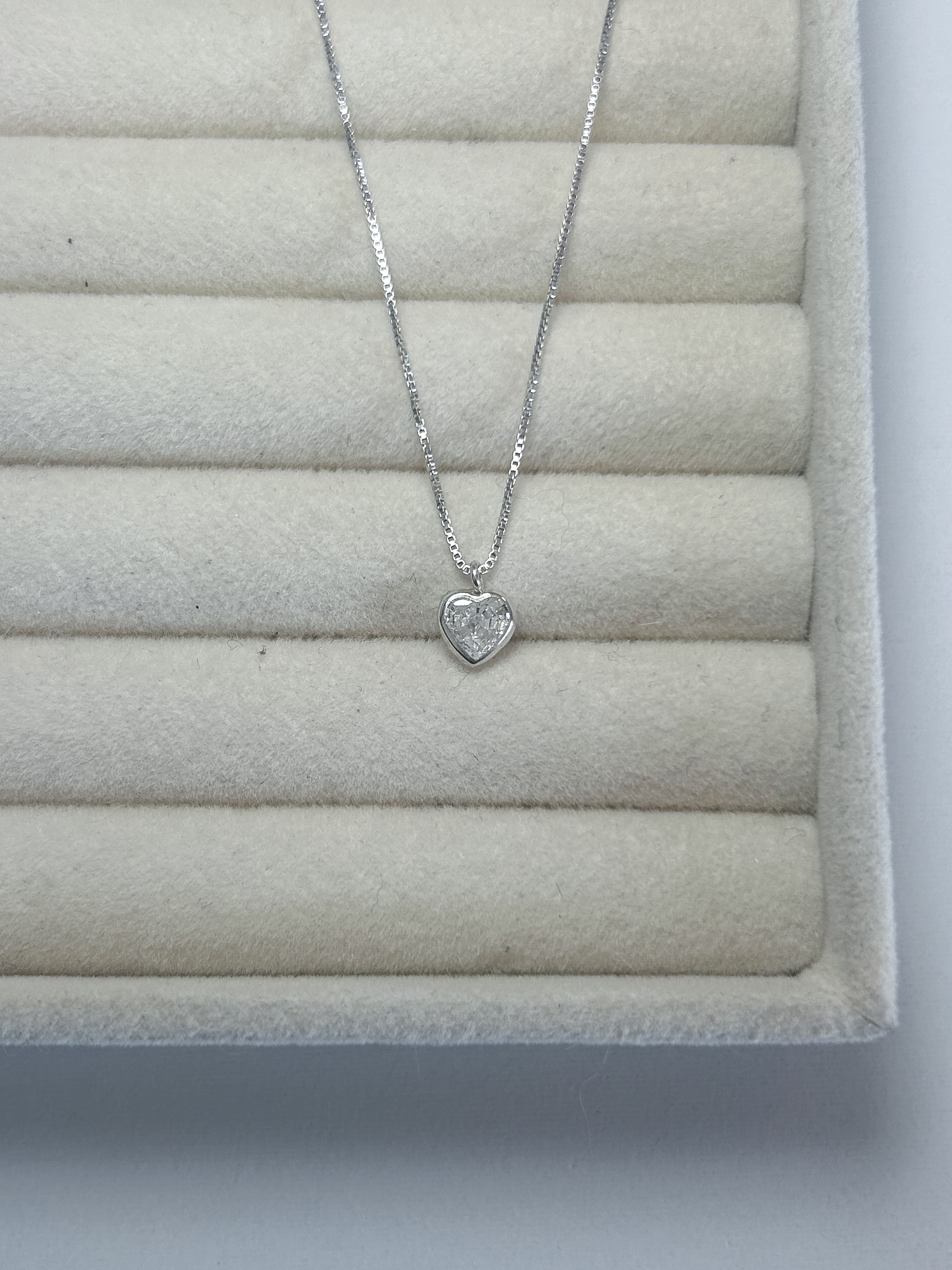 Colar coração zircônia embutida