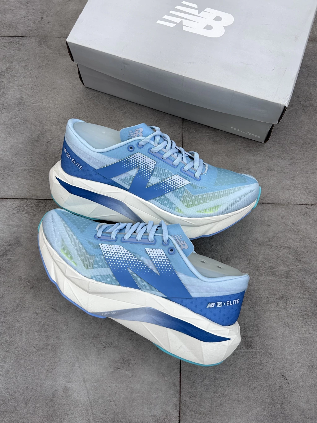 NEW BALANCE FUELCELL REBEL V4