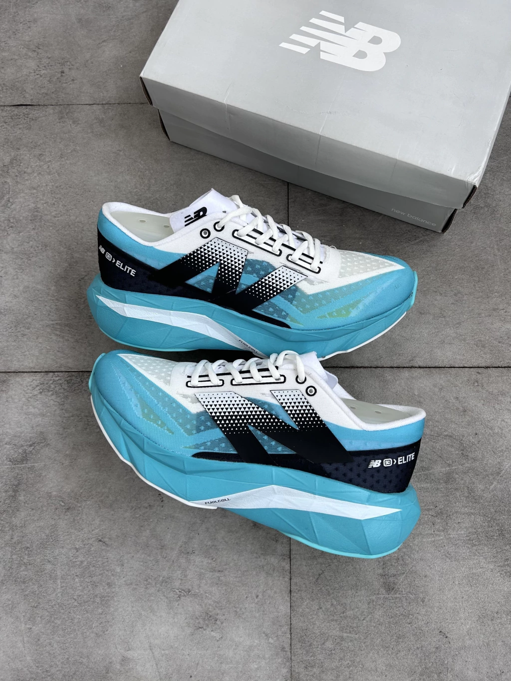 NEW BALANCE FUELCELL REBEL V4