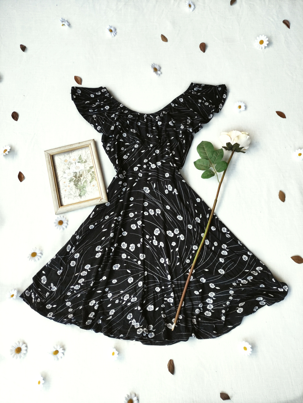 Vestido preto ciganinha evasê floral - P